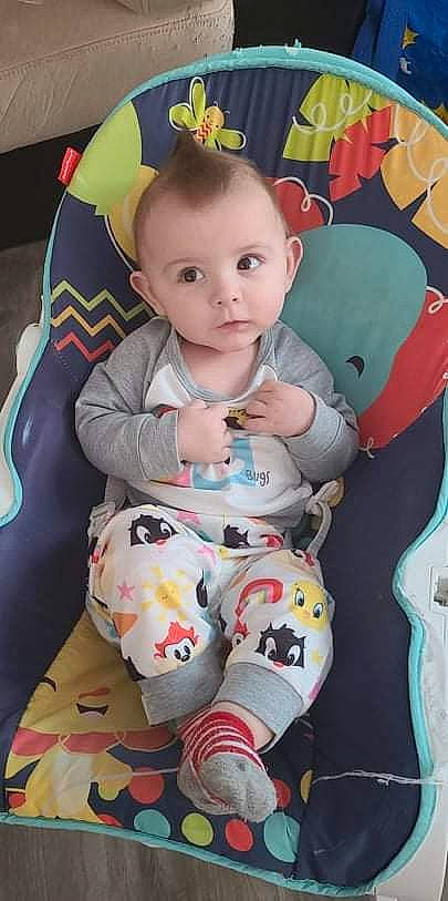 Mason a rejoint le concours — aidez-le/la à gagner de superbes lots ! baby, baby_products, baby_toddler_clothing, cheek, child, comfort, eye, face, facial_expression, finger, fun, happy, head, human_body, lap, mouth, person, skin, stuffed_toy, textile