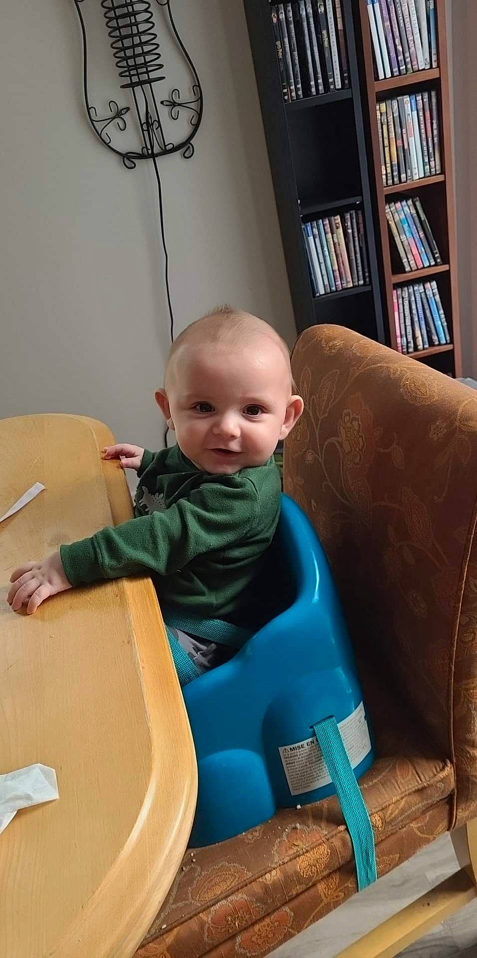 Mason a rejoint le concours — aidez-le/la à gagner de superbes lots ! baby, baby_toddler_clothing, bookcase, chair, child, comfort, electric_blue, flooring, fun, lamp, leg, living_room, person, picture_frame, play, room, shelf, shelving, sitting, smile