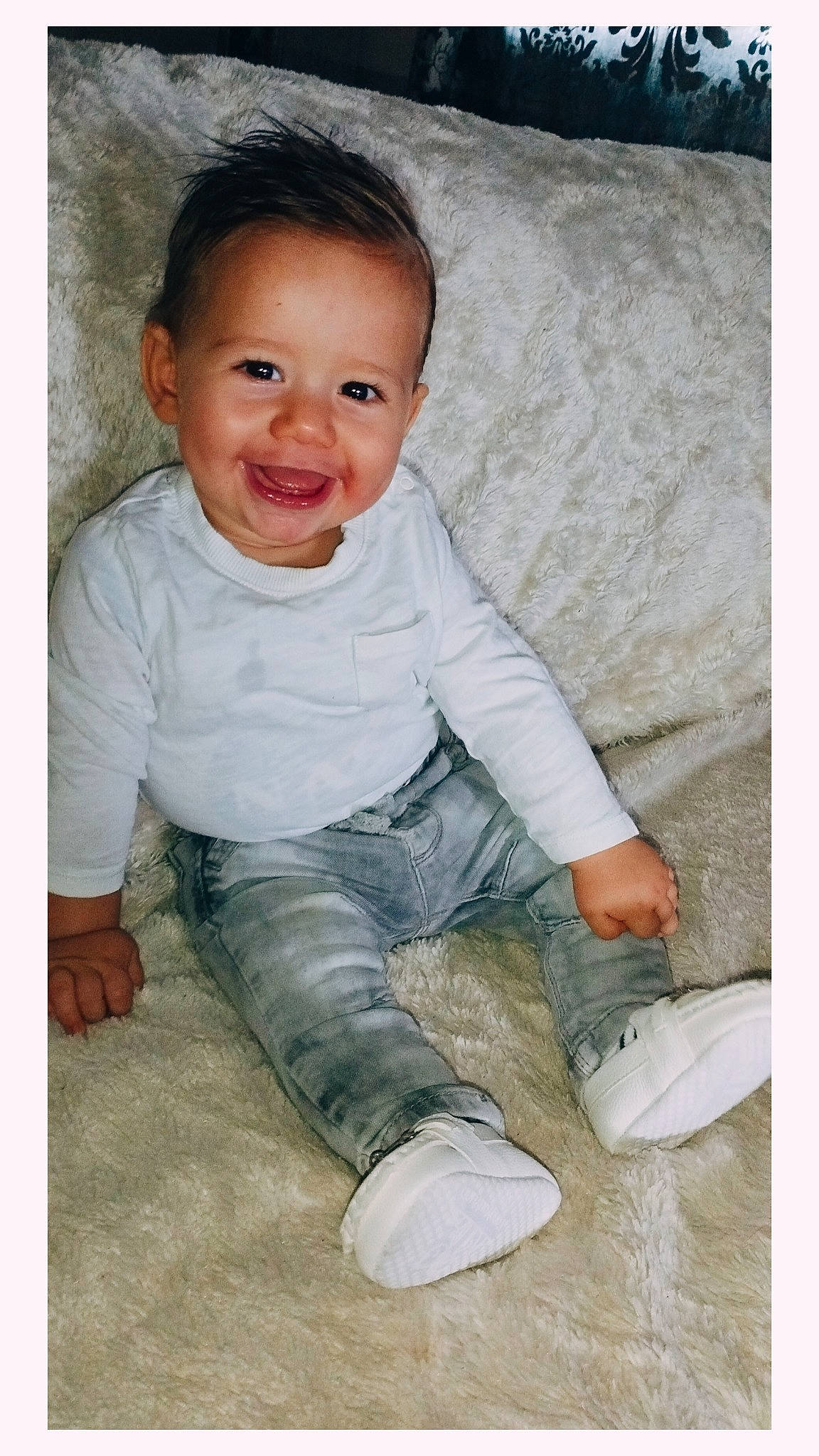 Maylonn a rejoint le concours — aidez-le/la à gagner de superbes lots ! baby, baby_toddler_clothing, cheek, child, comfort, face, flash_photography, flooring, fun, gesture, happy, joy, nose, person, sitting, skin, sleeve, smile, stock_photography, t_shirt