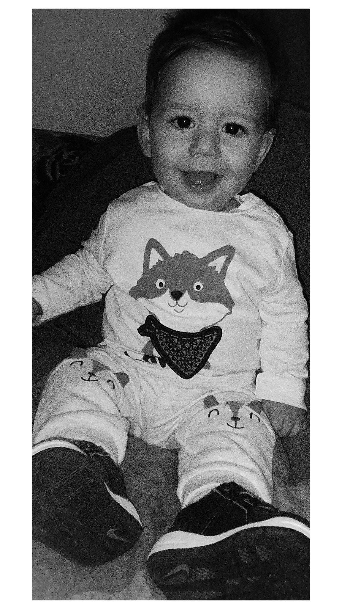 Maylonn participe au concours pour gagner de l'argent avec cette photo : baby_toddler_clothing, black, black_and_white, cat, eye, gesture, happy, head, human_body, monochrome, monochrome_photography, pattern, person, photograph, sleeve, smile, snapshot, style, t_shirt, toddler