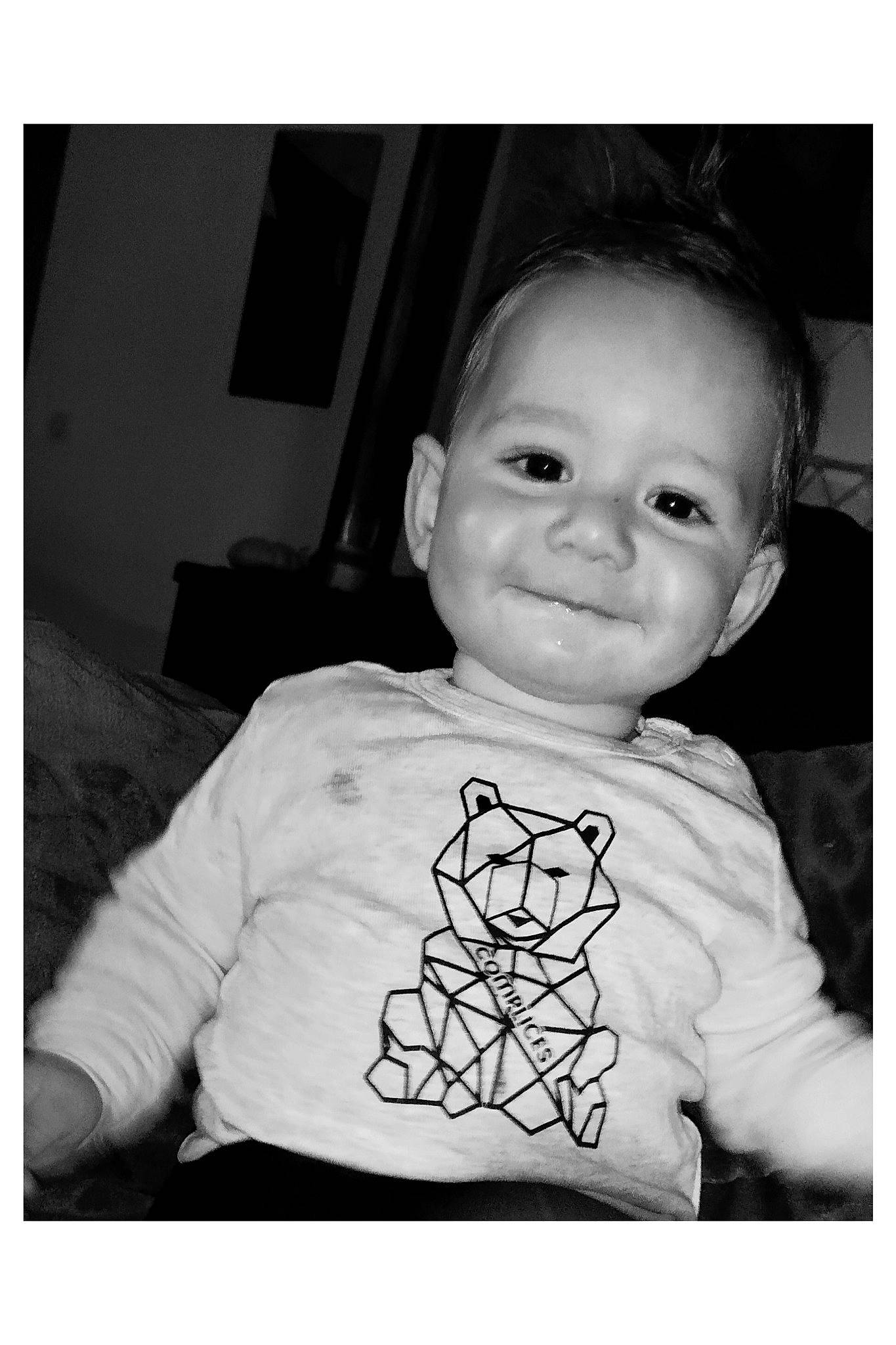 Maylonn participe au concours pour gagner de l'argent avec cette photo : baby, baby_toddler_clothing, black, black_and_white, cheek, child, comfort, eye, flash_photography, gesture, happy, head, joy, monochrome, monochrome_photography, person, photograph, sleeve, smile, style