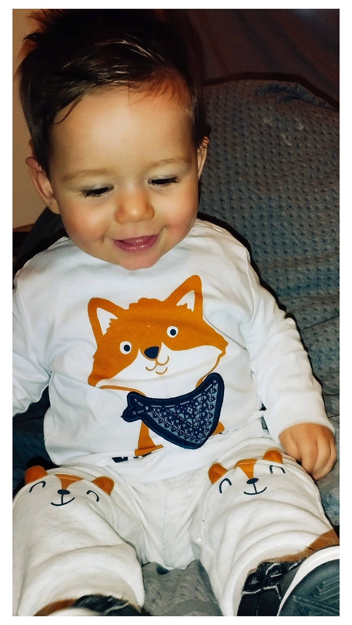 Maylonn participe au concours pour gagner de l'argent avec cette photo : baby, baby_products, baby_toddler_clothing, cheek, child, happy, head, joy, linens, nose, orange, pattern, person, play, product, skin, sleeve, smile, t_shirt, textile