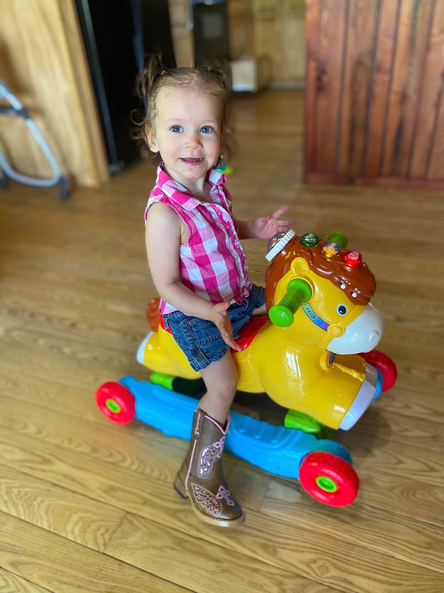 Emberli is registered to the contest to win money with this photo: baby, baby_playing_with_toys, baby_toddler_clothing, baby_toys, child, flooring, fun, happy, hardwood, joy, leisure, person, play, riding_toy, sitting, smile, tire, toddler, toy, toy_vehicle