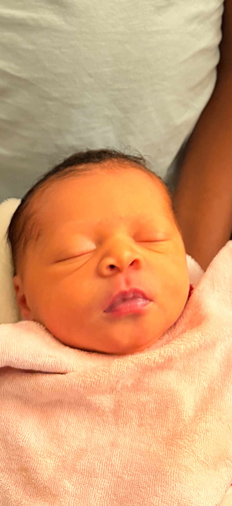 Neverly a rejoint le concours — aidez-le/la à gagner de superbes lots ! newborn, baby, infant, sleeping, blanket, pink, face, closeup, soft, skin, child, portrait, peaceful, wrapped, cozy, adorable, cute, young, toddler, rest