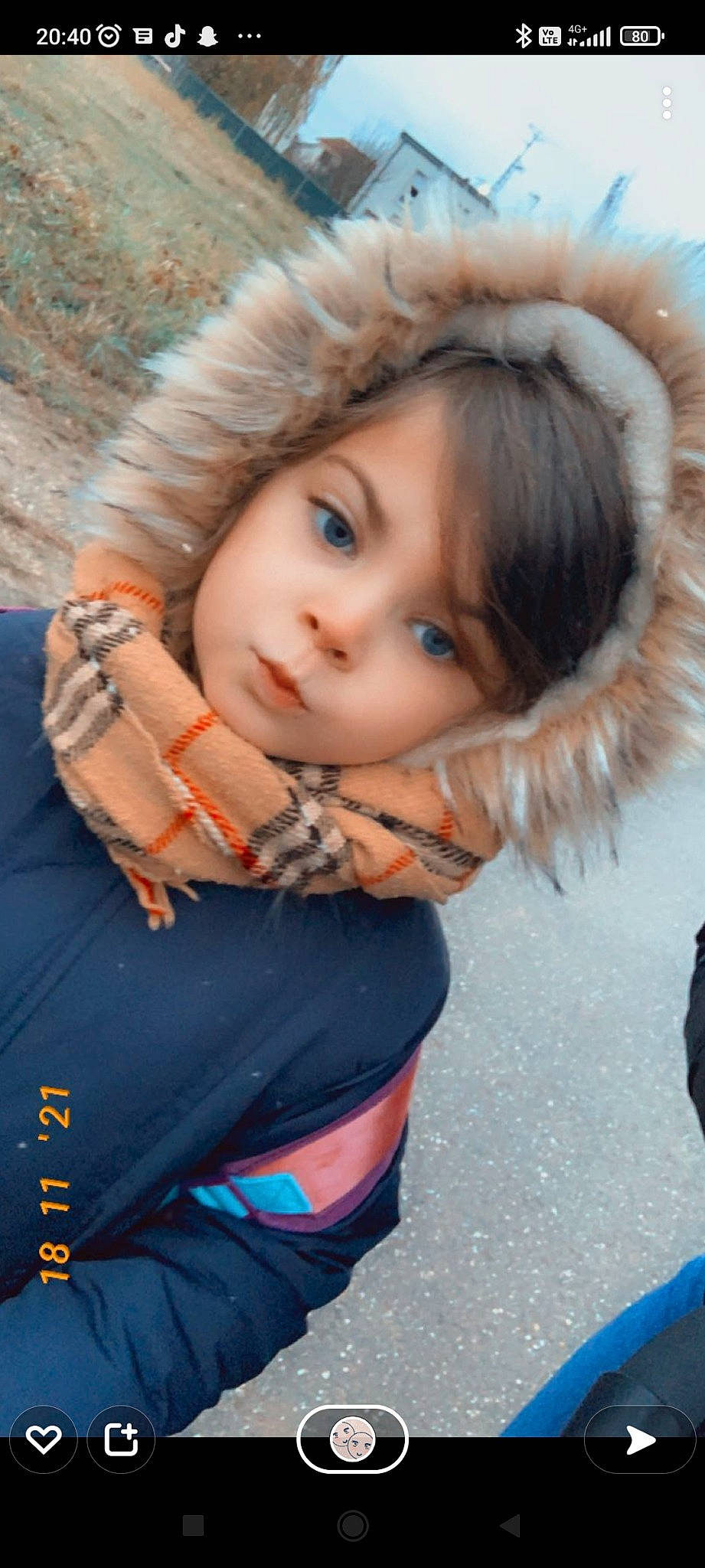 Nélya a rejoint le concours — aidez-le/la à gagner de superbes lots ! bangs, blue, chin, eye, eyebrow, eyelash, fawn, fun, fur_clothing, happy, headgear, iris, jacket, lip, person, plant, skin, street_fashion, textile, toddler