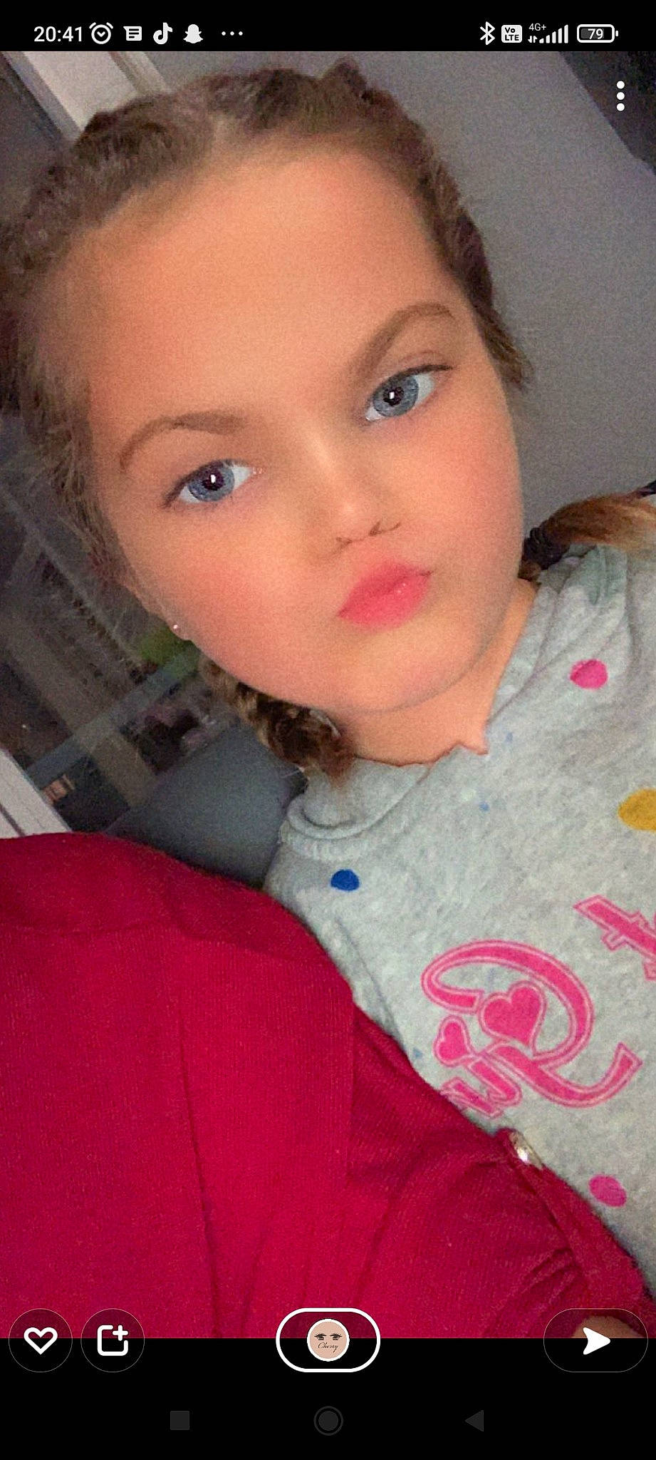 Nélya participe au concours pour gagner de l'argent avec cette photo : cheek, cool, ear, eye, eyebrow, eyelash, face, forehead, head, iris, jaw, lip, mouth, neck, nose, organ, outerwear, person, pink, skin