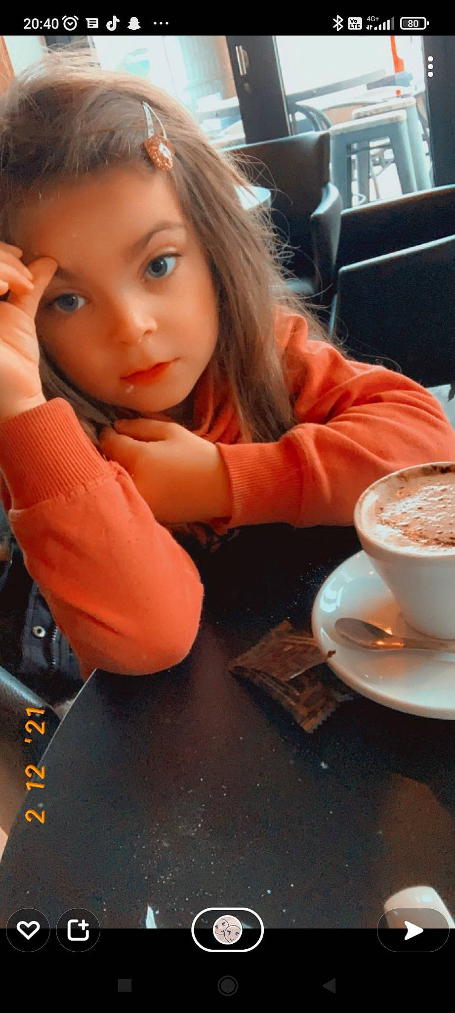 Nélya a rejoint le concours — aidez-le/la à gagner de superbes lots ! cafe_au_lait, caffe_macchiato, chair, coffee, coffee_cup, cortado, cup, dishware, drinkware, espressino, food, hair, ingredient, person, plate, saucer, serveware, table, tableware, toddler