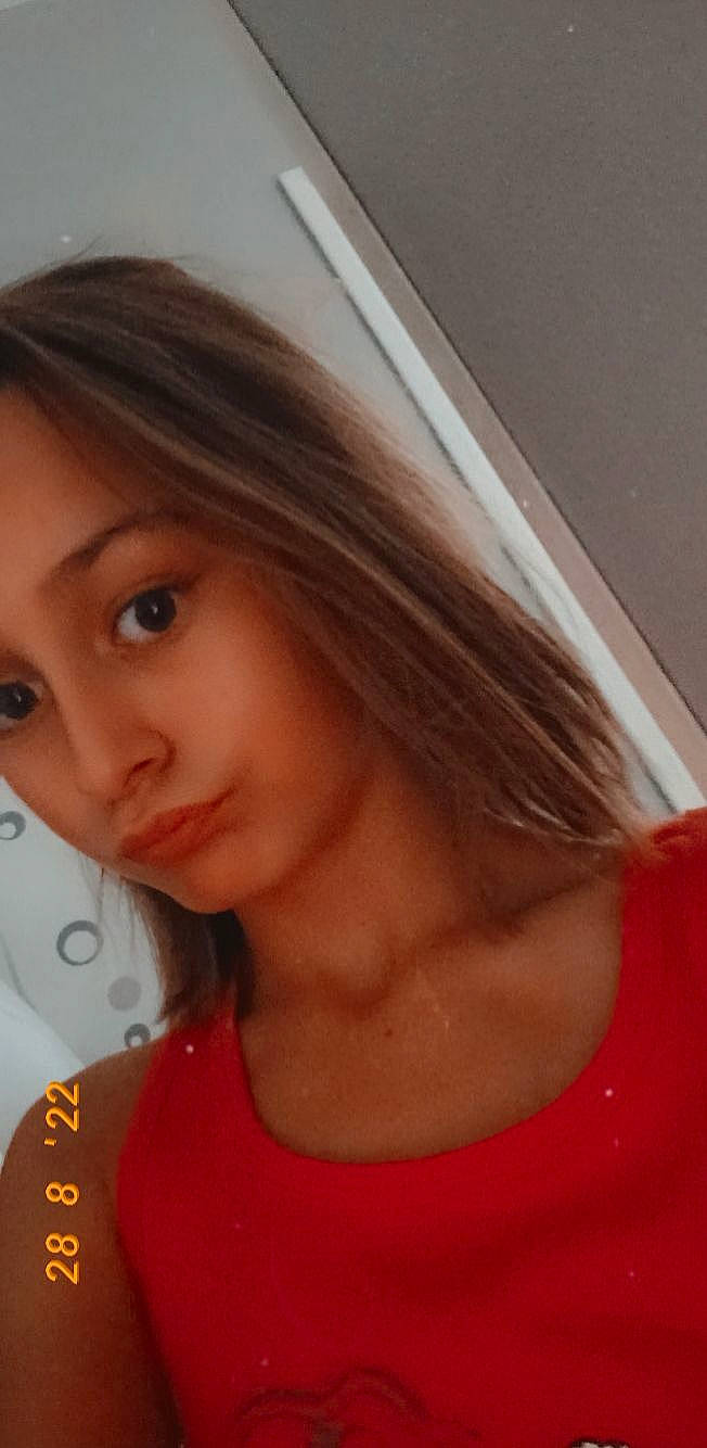 Kyssia a rejoint le concours — aidez-le/la à gagner de superbes lots ! bangs, black_hair, brown_hair, cheek, chest, eyelash, flash_photography, hair_coloring, jaw, jewellery, layered_hair, lip, long_hair, mouth, nose, person, portrait, portrait_photography, shoulder, step_cutting