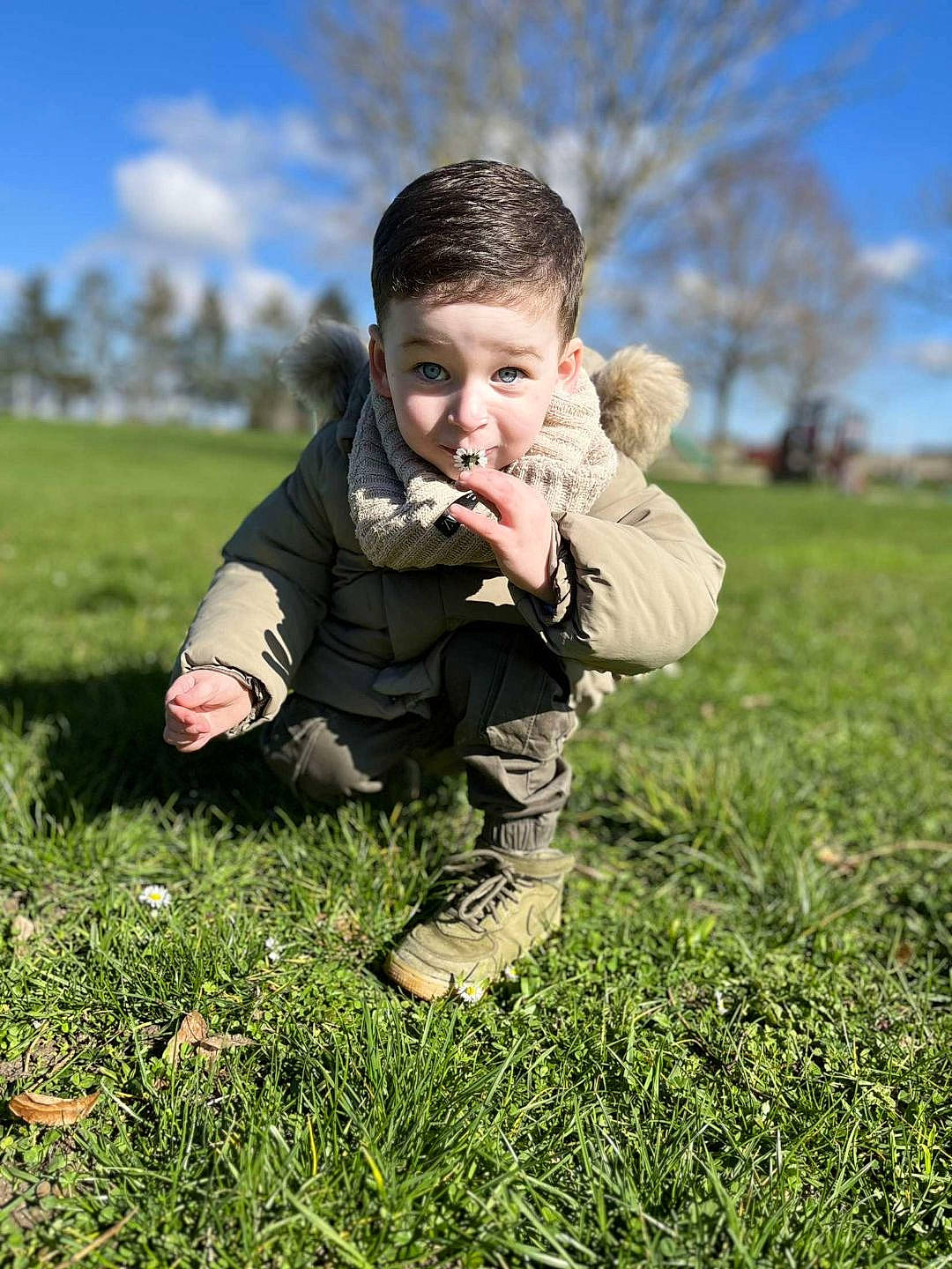 Timéo participe au concours pour gagner de l'argent avec cette photo : baby, child, cloud, flash_photography, fun, gesture, grass, grassland, happy, jacket, landscape, lawn, leisure, meadow, people_in_nature, person, plant, prairie, sky, toddler