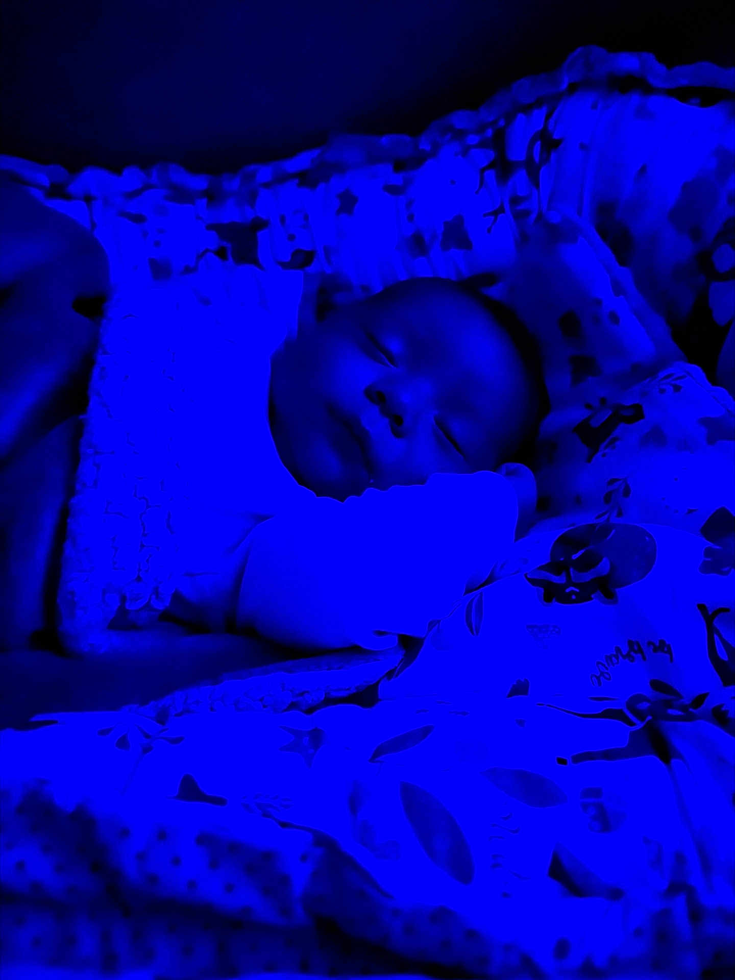 Evann participe au concours pour gagner de l'argent avec cette photo : baby, sleeping, blanket, bed, pillow, blue_light, infant, cozy, peaceful, child, soft_texture, patterned_blanket, indoors, cute, rest, portrait, sleepwear, comfort, young, face