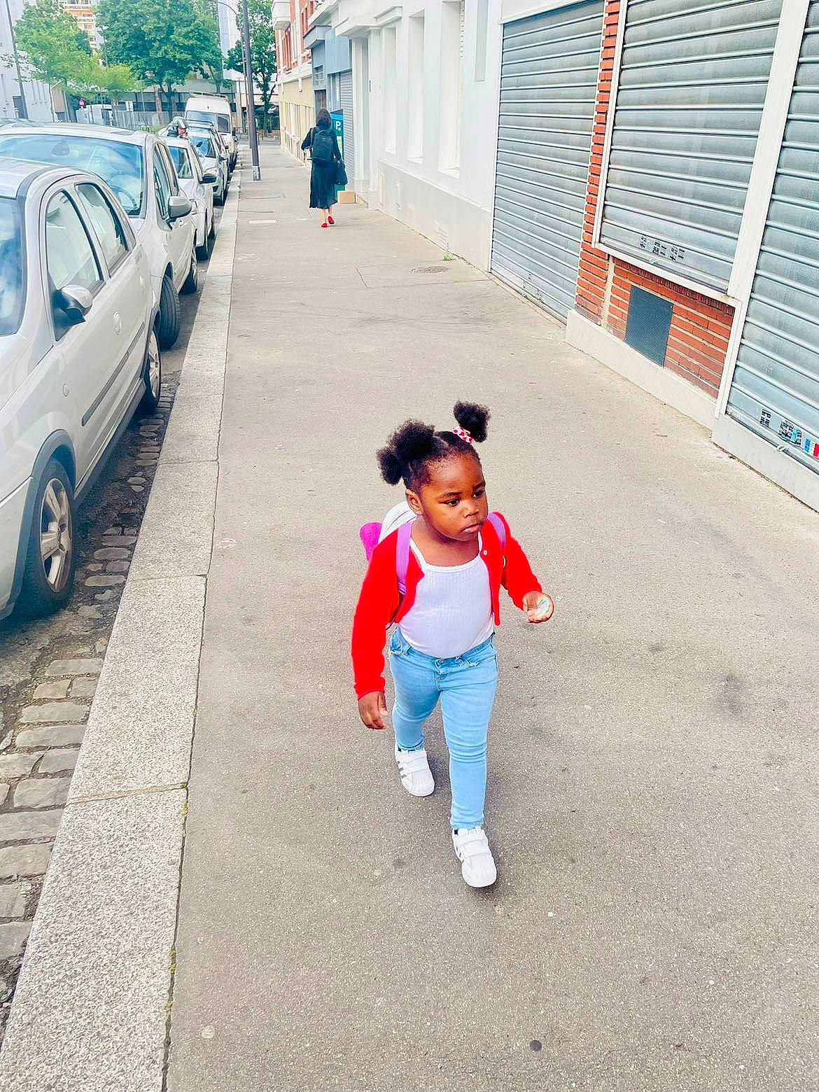 Kaila a rejoint le concours — aidez-le/la à gagner de superbes lots ! asphalt, automotive_exterior, car, denim, electric_blue, land_vehicle, leisure, line, luggage_and_bags, pedestrian, person, road, road_surface, sidewalk, t_shirt, tire, travel, tree, vehicle, vehicle_door