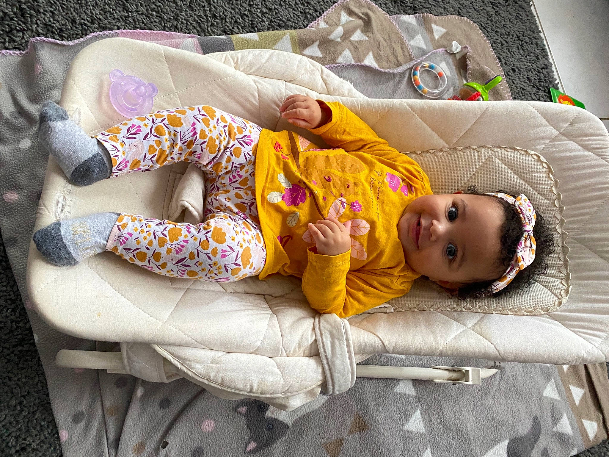 Aliyah a rejoint le concours — aidez-le/la à gagner de superbes lots ! baby, bedtime, child, comfort, couch, flooring, human_body, human_leg, leg, leisure, linens, nap, person, room, sitting, sleep, smile, textile, thigh, toddler