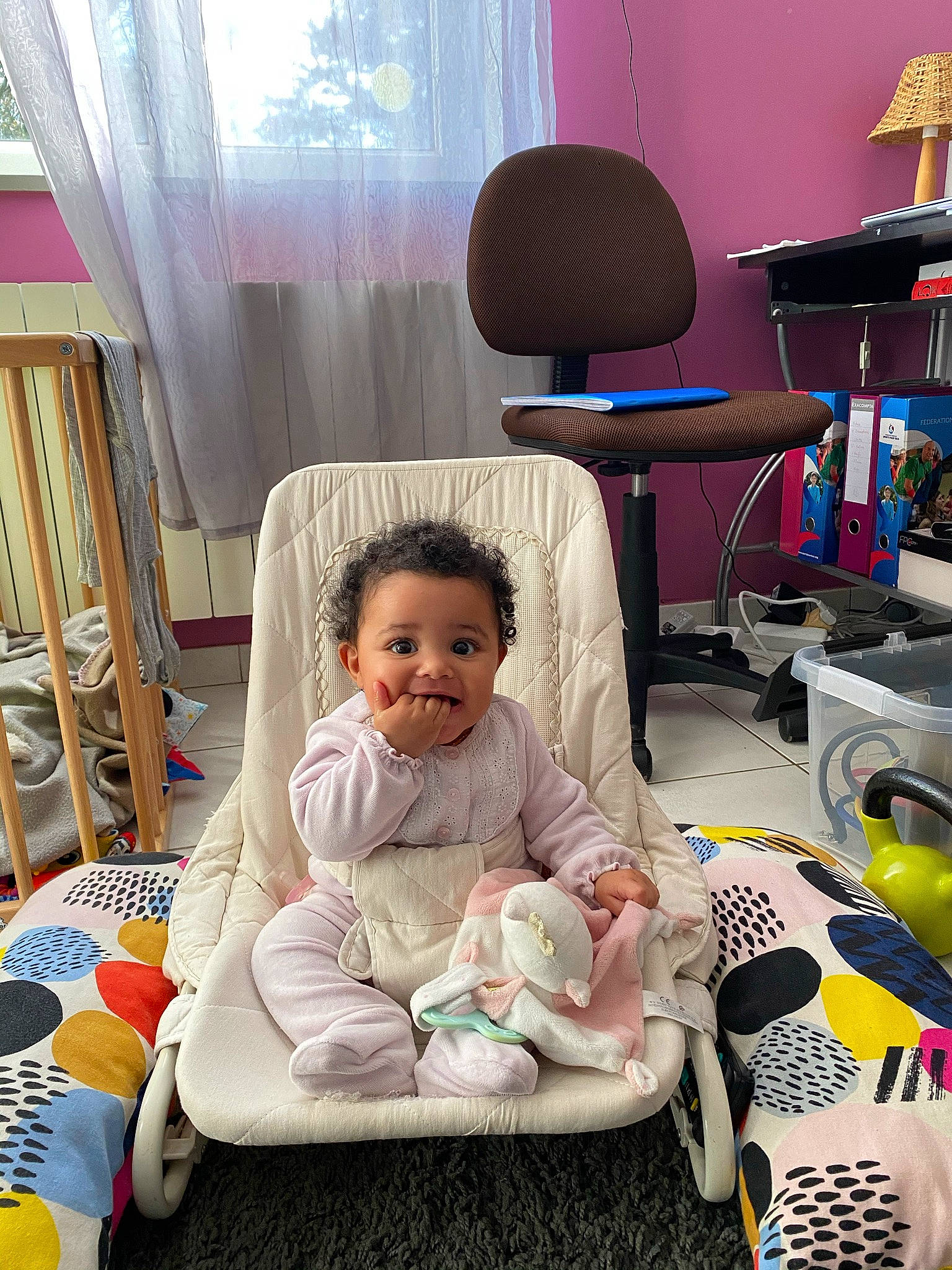 Aliyah a rejoint le concours — aidez-le/la à gagner de superbes lots ! baby, baby_products, chair, child, comfort, curtain, event, flooring, fun, lamp, lap, living_room, people, person, pillow, product, room, sitting, smile, snapshot
