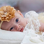 Eva a rejoint le concours — aidez-le/la à gagner de superbes lots ! baby, infant, newborn, headband, flower_headband, blue_eyes, lace, blanket, soft_toy, stuffed_animal, portrait, closeup, soft_lighting, bokeh, lying_down, tulle, cute, face, gaze, innocence