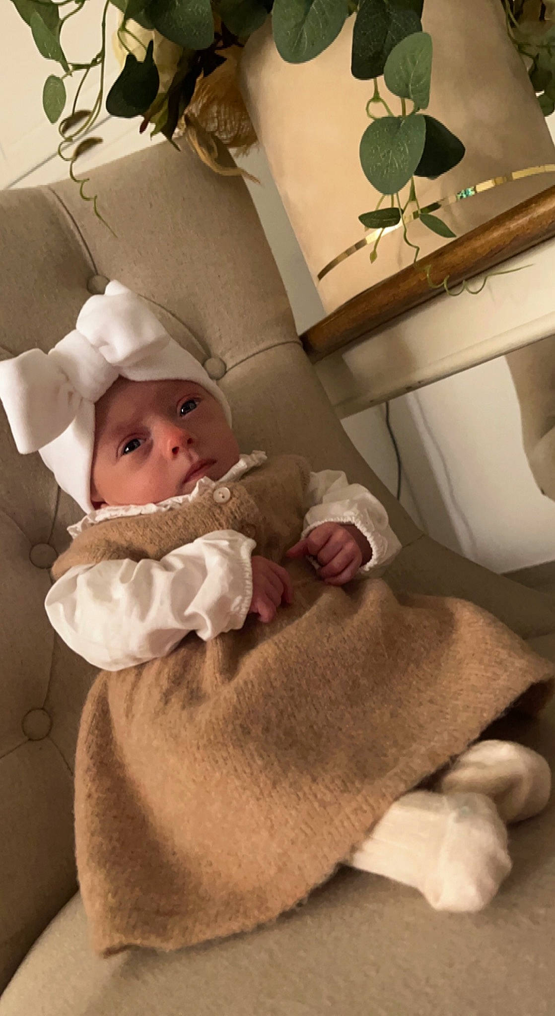 Merry participe au concours pour gagner de l'argent avec cette photo : baby, baby_products, baby_sleeping, baby_toddler_clothing, child, comfort, fashion_accessory, fur, hairstyle, hat, headgear, headwear, houseplant, lamp, linens, mammal, person, plant, room, sitting