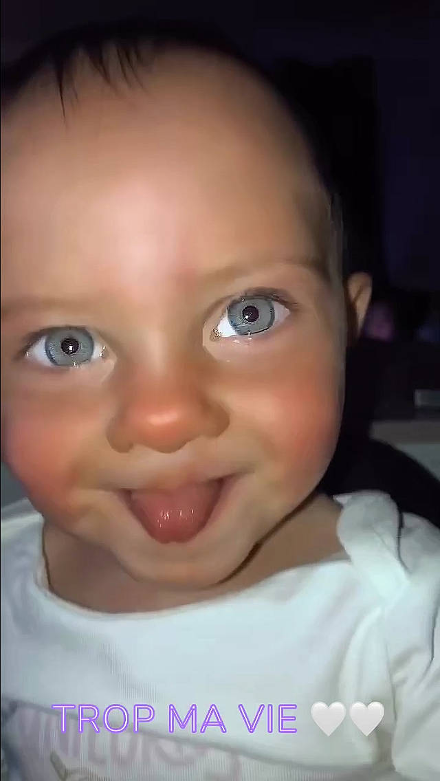 Merry a rejoint le concours — aidez-le/la à gagner de superbes lots ! baby, baby_toddler_clothing, cheek, child, ear, eyelash, flash_photography, forehead, fun, gesture, happy, iris, jaw, joy, lip, mouth, nose, person, portrait_photography, skin