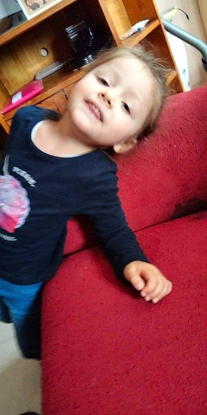 Kalysta participe au concours pour gagner de l'argent avec cette photo : baby_toddler_clothing, cheek, comfort, cool, eyebrow, face, finger, fun, hair, head, lip, mouth, neck, nose, person, shoulder, skin, sleeve, smile, toddler