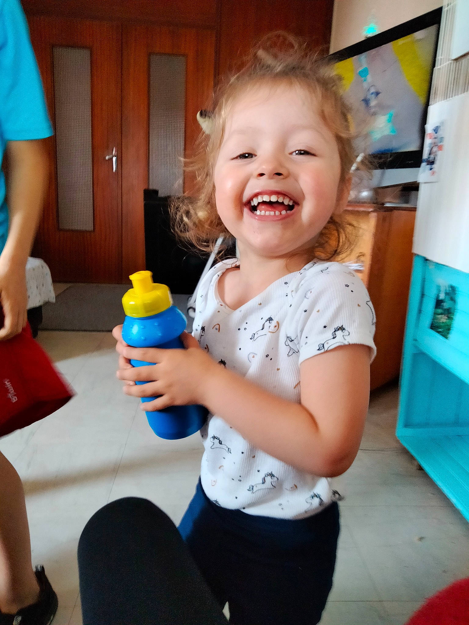 Kalysta a rejoint le concours — aidez-le/la à gagner de superbes lots ! baby_toddler_clothing, blue, child, door, electric_blue, facial_expression, fun, gesture, hairstyle, happy, joy, leisure, person, plastic_bottle, play, product, shorts, shoulder, skin, smile