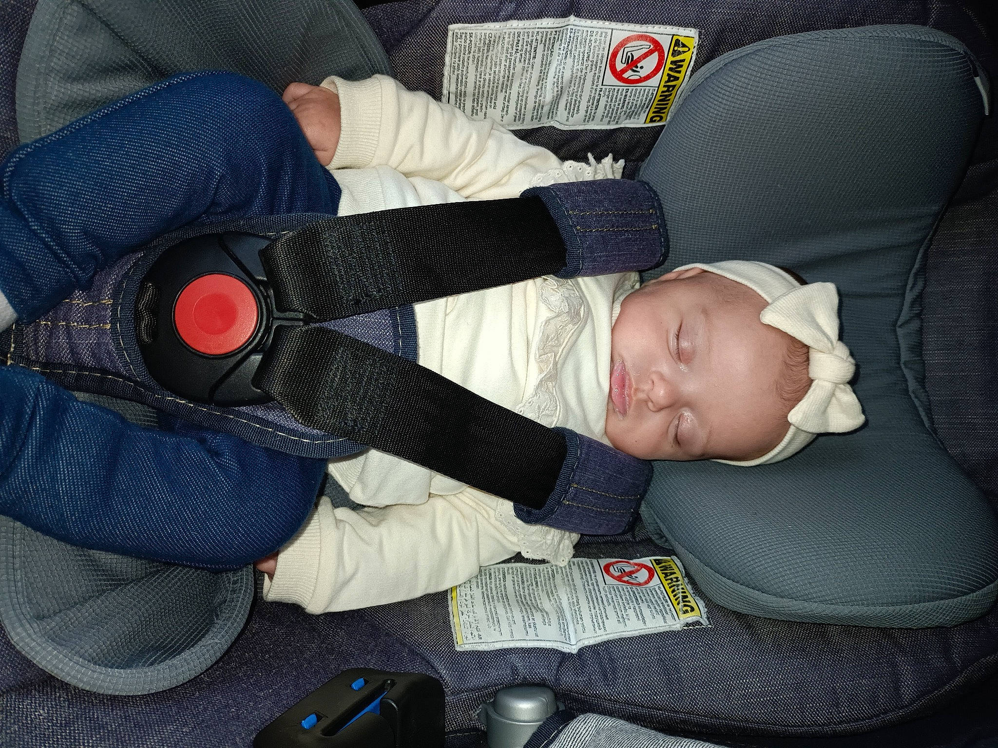 Louna a rejoint le concours — aidez-le/la à gagner de superbes lots ! auto_part, baby, baby_carriage, baby_products, baby_toddler_clothing, car_seat, carmine, child, comfort, elbow, finger, knee, lap, nail, pattern, person, service, sitting, thigh, thumb