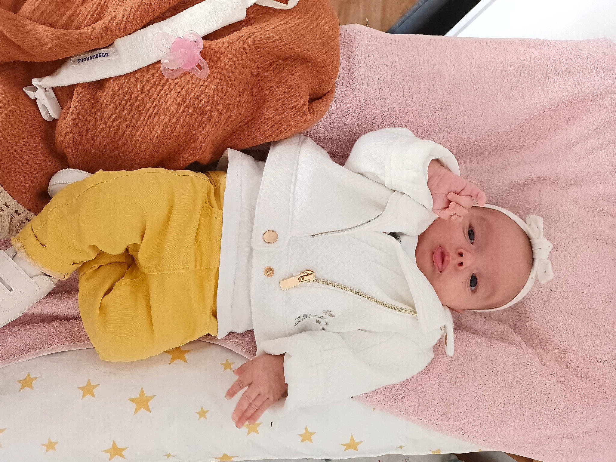 Louna participe au concours pour gagner de l'argent avec cette photo : arm, baby, baby_products, baby_sleeping, baby_toddler_clothing, bedding, child, comfort, facial_expression, finger, hand, human_body, leg, linens, person, pink, skin, sleeve, toddler, vertebrate