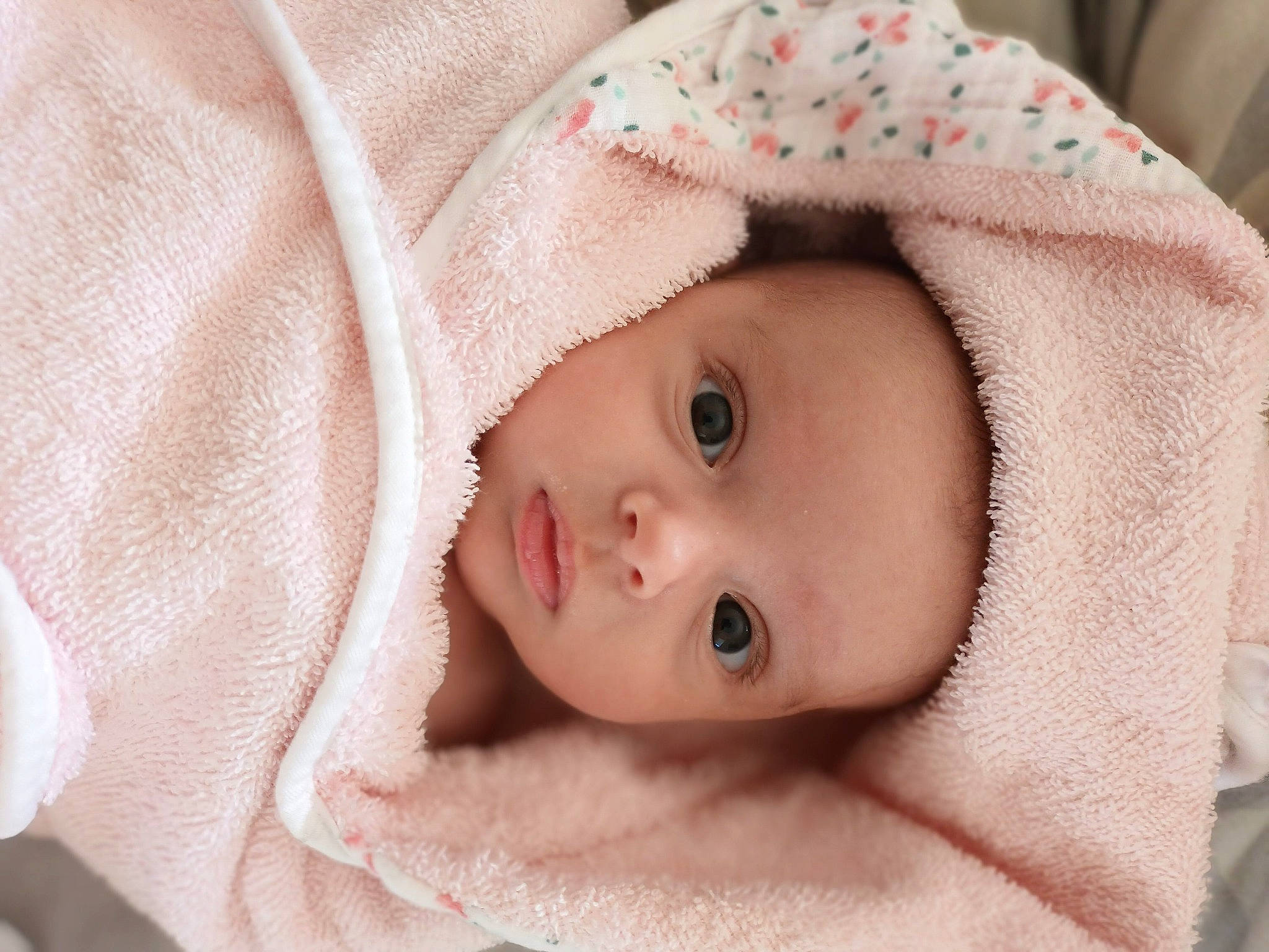 Louna participe au concours pour gagner de l'argent avec cette photo : baby, baby_toddler_clothing, cheek, child, chin, comfort, eye, eyebrow, eyelash, headgear, human_body, iris, linens, lip, nose, person, pink, skin, sleeve, textile