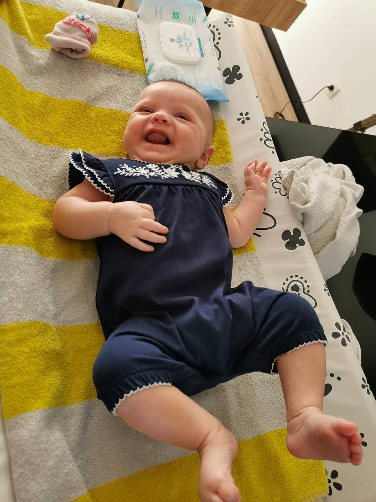 Giulia participe au concours pour gagner de l'argent avec cette photo : baby, baby_products, baby_toddler_clothing, barefoot, child, comfort, eye, finger, happy, knee, person, product, room, skin, sleeve, smile, sock, thigh, toddler, white