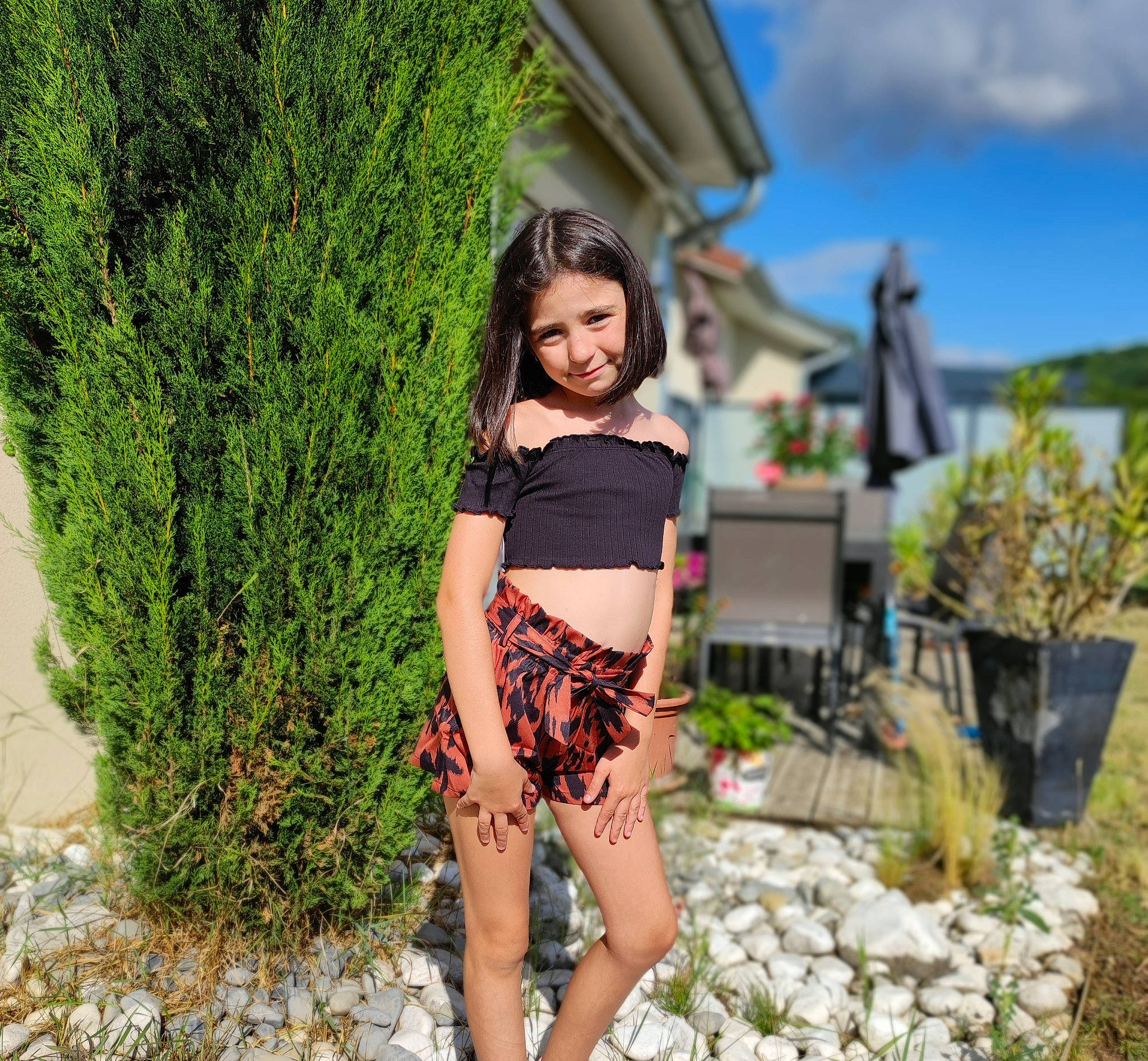Lexie a rejoint le concours — aidez-le/la à gagner de superbes lots ! denim, electric_blue, eye, fawn, grass, happy, human_leg, joy, landscape, leg, leisure, long_hair, people_in_nature, person, plant, shorts, sky, summer, t_shirt, thigh
