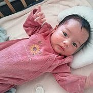 Lyana a rejoint le concours — aidez-le/la à gagner de superbes lots ! baby, infant, crib, blanket, pink_clothing, sunflower_design, pacifier, soft_toy, face, eyes, hand, wooden_bars, sleeping_area, indoor, cute, portrait, child, young, cozy, lying_down