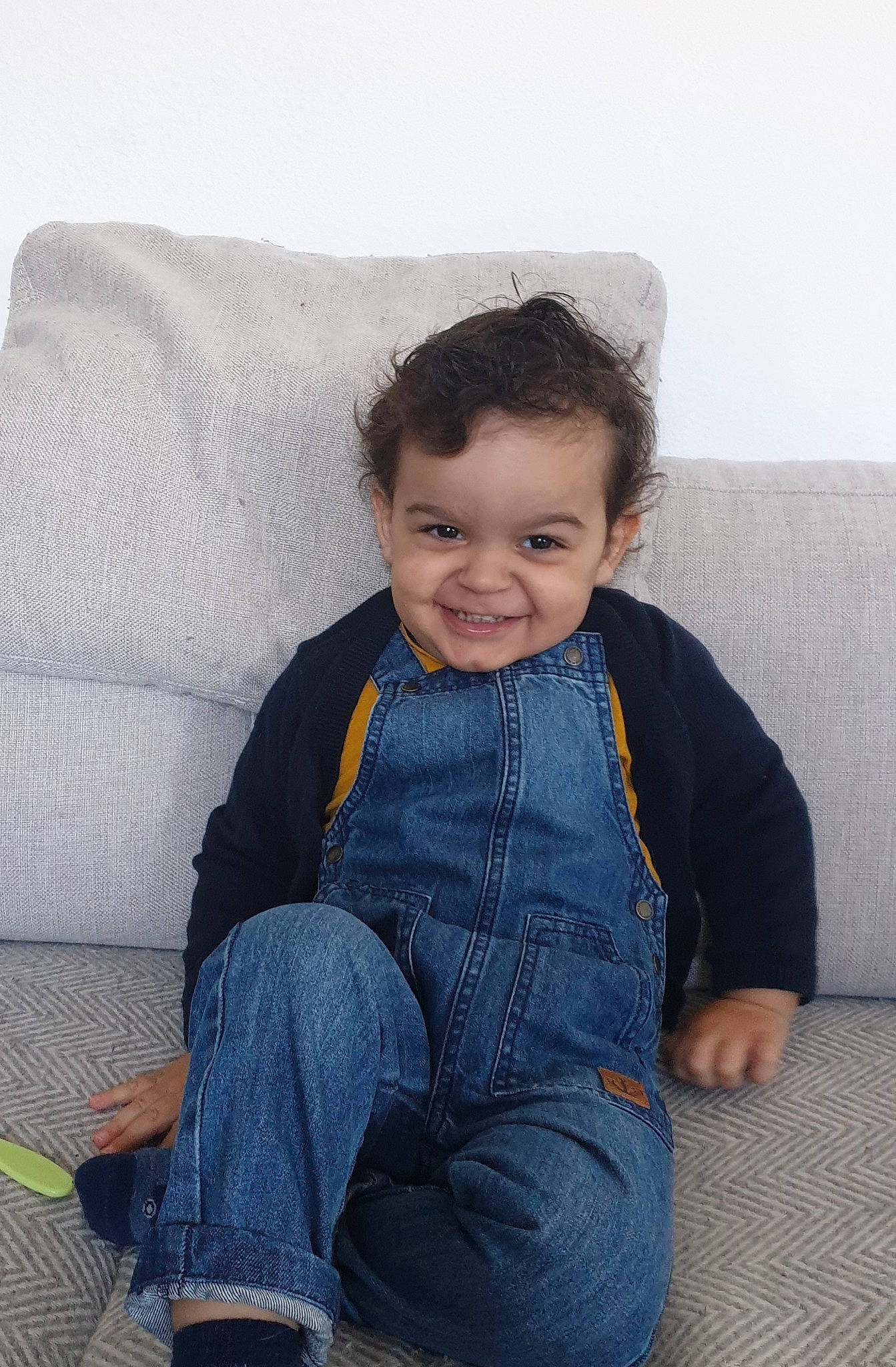 Aden participe au concours pour gagner de l'argent avec cette photo : blue, cheek, child, denim, eye, face, facial_expression, floor, fun, head, jeans, joy, leg, nose, people, person, sitting, skin, smile, standing
