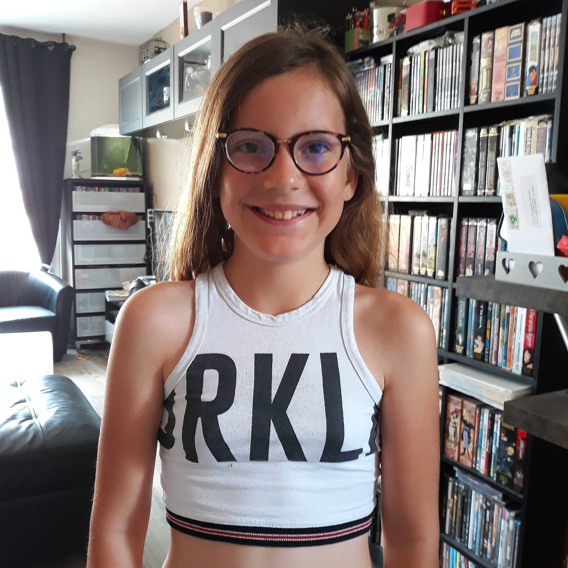 Leelou participe au concours pour gagner de l'argent avec cette photo : brown_hair, eyewear, girl, glasses, joy, long_hair, person, product, shoulder, sunglasses, vision_care