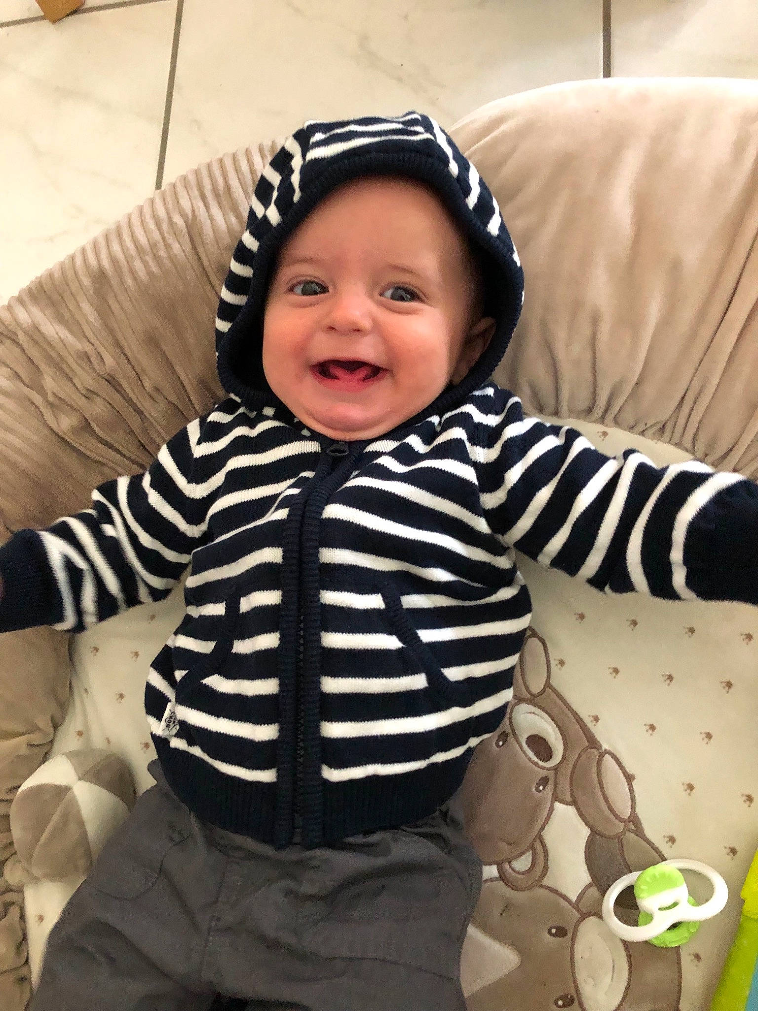 Kélian a rejoint le concours — aidez-le/la à gagner de superbes lots ! baby, baby_products, baby_toddler_clothing, child, head, joy, outerwear, person, product, sleeve, smile, toddler