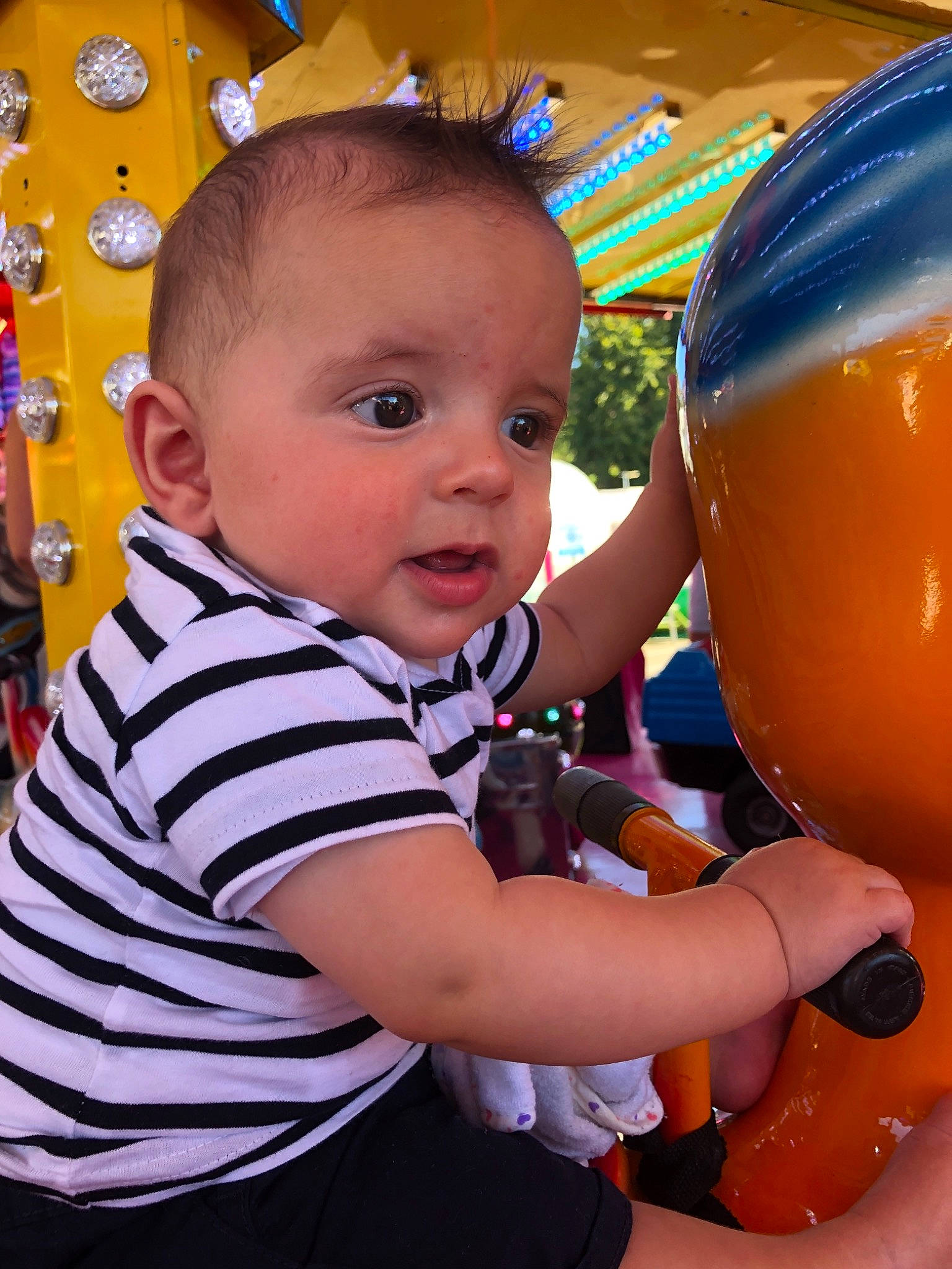 Kélian participe au concours pour gagner de l'argent avec cette photo : baby, child, fun, orange, person, play, toddler