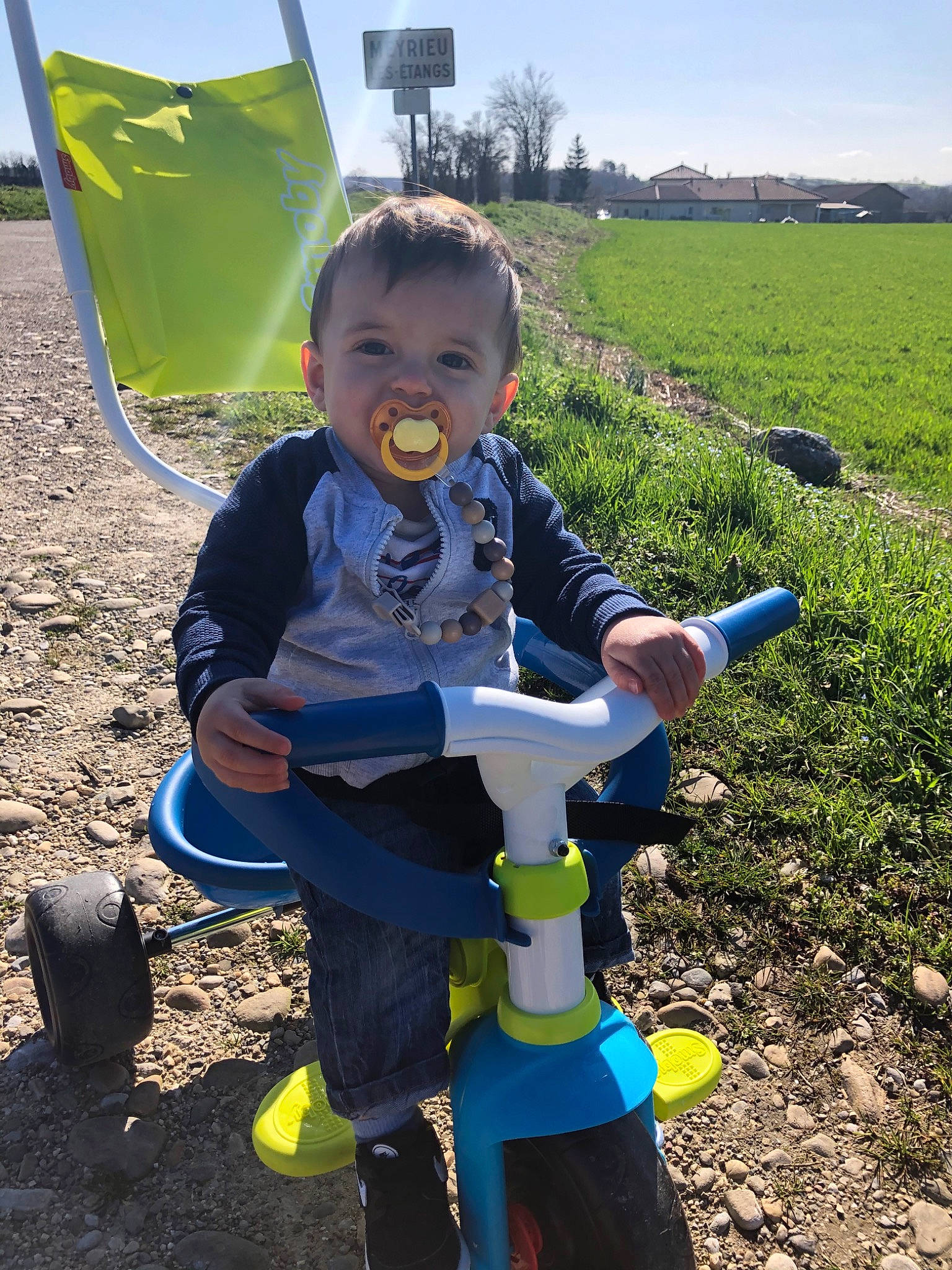 Kélian participe au concours pour gagner de l'argent avec cette photo : child, person, play, soil, toddler, vehicle