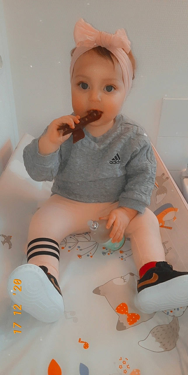 Yasmine participe au concours pour gagner de l'argent avec cette photo : abdomen, active_tank, baby, baby_toddler_clothing, blond, child, hair_accessory, headband, headpiece, joint, knee, person, sock, stomach, surprise, thigh, tiara, toddler, trunk