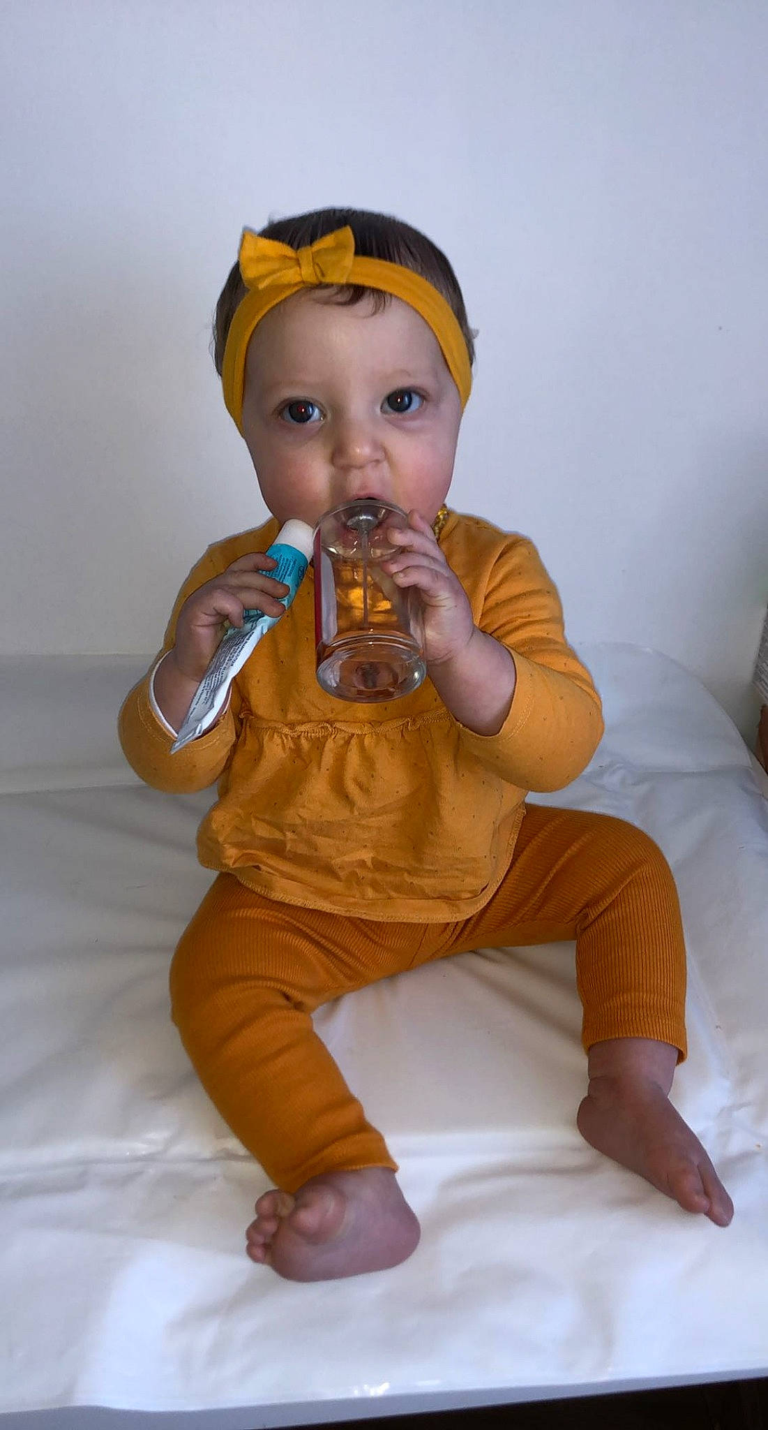Yasmine a rejoint le concours — aidez-le/la à gagner de superbes lots ! abdomen, baby, baby_products, baby_toddler_clothing, barefoot, child, comfort, costume_accessory, elbow, finger, foot, hair_accessory, hand, headband, headpiece, headwear, linens, person, thumb, toddler