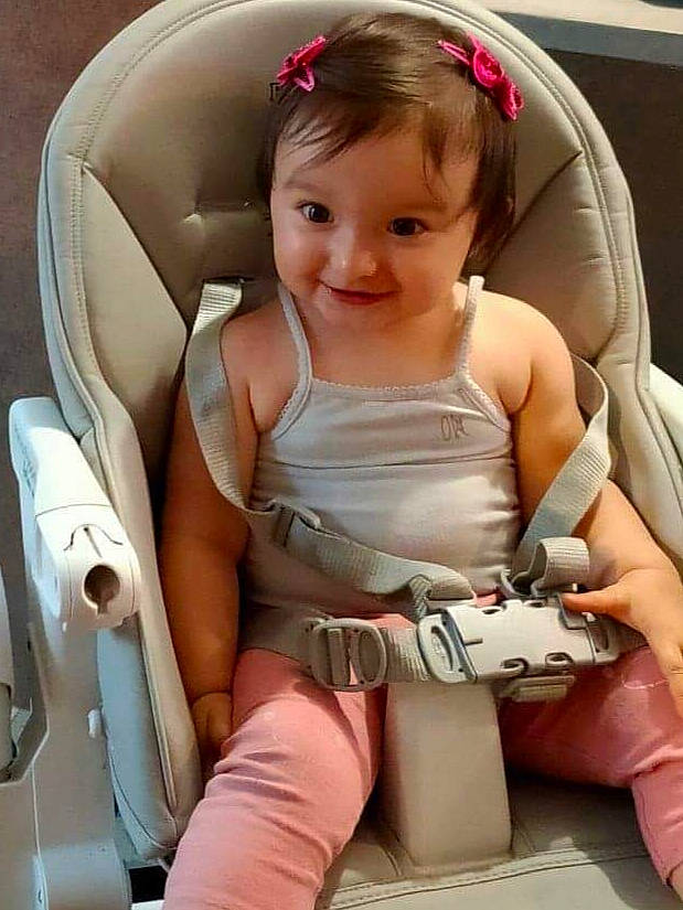 Justine participe au concours pour gagner de l'argent avec cette photo : auto_part, baby, baby_in_car_seat, car_seat, child, joy, person, seat_belt, toddler
