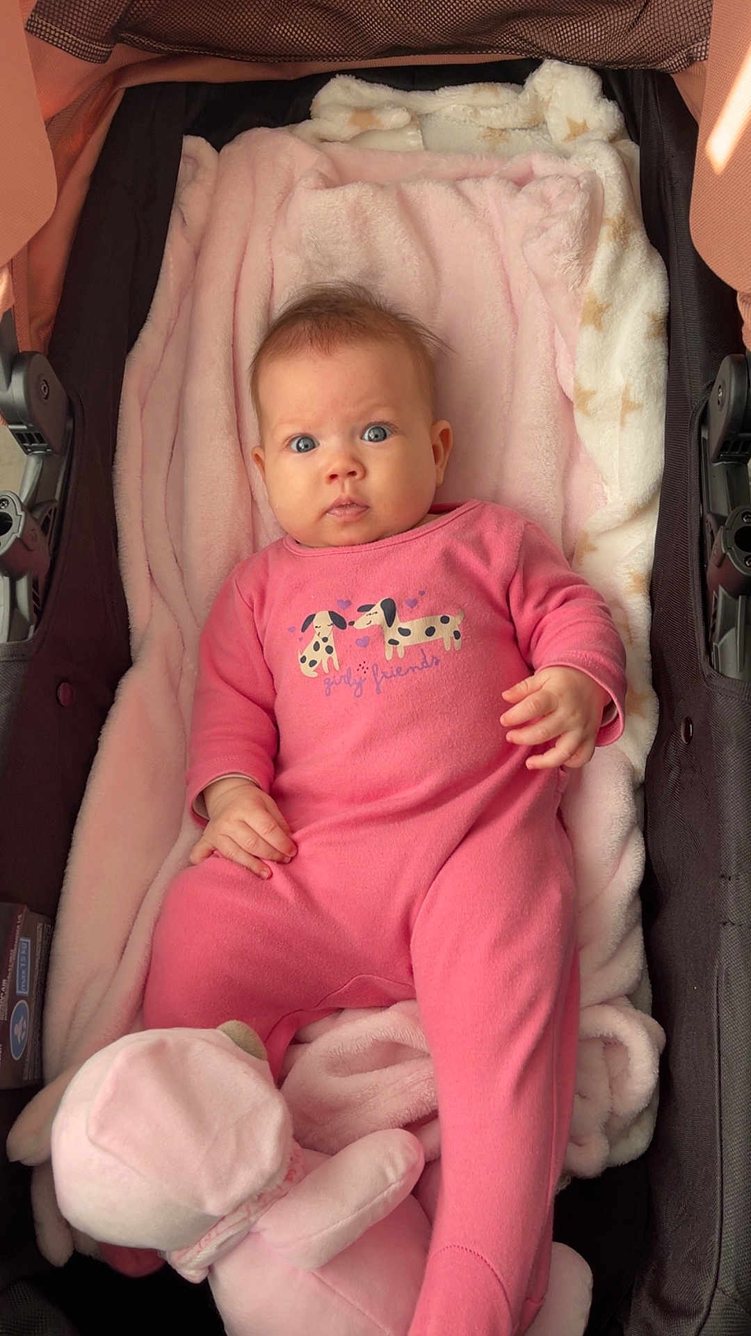 Aria a rejoint le concours — aidez-le/la à gagner de superbes lots ! baby, infant, pink_onesie, blanket, stroller, plush_toy, soft_toy, cute, child, portrait, indoors, comfort, cozy, baby_clothing, pink, face, hands, wide_eyes, lying_down, baby_girl