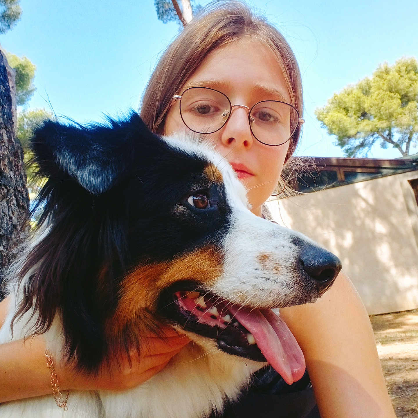 Tsuky a rejoint le concours — aidez-le/la à gagner de superbes lots ! person, dog, outdoor, trees, sky, glasses, happy, tongue, animal, pet, canine, nature, sunlight, portrait, friendship, summer, casual, young_adult, cuddle, expression