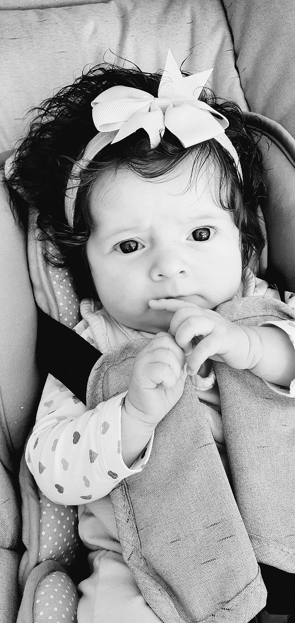 Esmée a rejoint le concours — aidez-le/la à gagner de superbes lots ! arm, baby_toddler_clothing, black, black_and_white, cheek, eyebrow, eyelash, facial_expression, flash_photography, gesture, hair, hand, happy, iris, lip, organ, person, skin, sleeve, textile