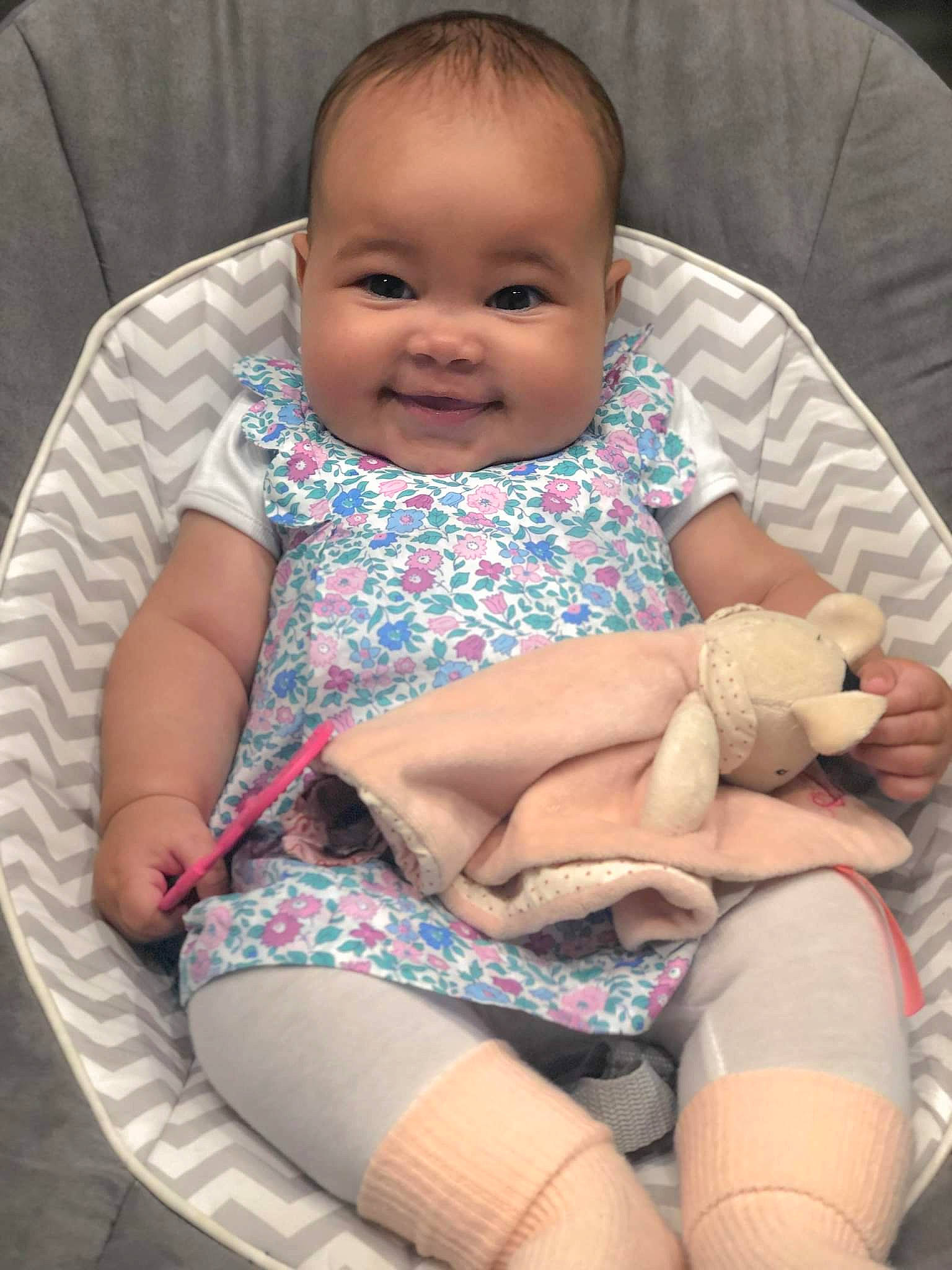 Anaë a rejoint le concours — aidez-le/la à gagner de superbes lots ! baby, baby_toddler_clothing, cheek, comfort, eye, finger, head, human_body, joy, knee, leg, mouth, neck, person, pink, product, skin, smile, stomach, textile