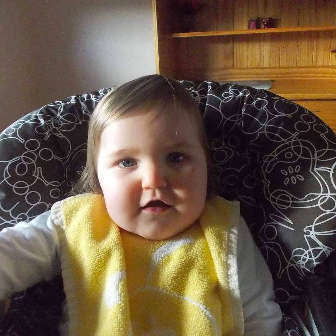 Priscillia a rejoint le concours — aidez-le/la à gagner de superbes lots ! baby, baby_toddler_clothing, cheek, child, comfort, ear, eye, happy, head, linens, outerwear, pattern, person, room, selfie, sitting, sleeve, smile, t_shirt, textile