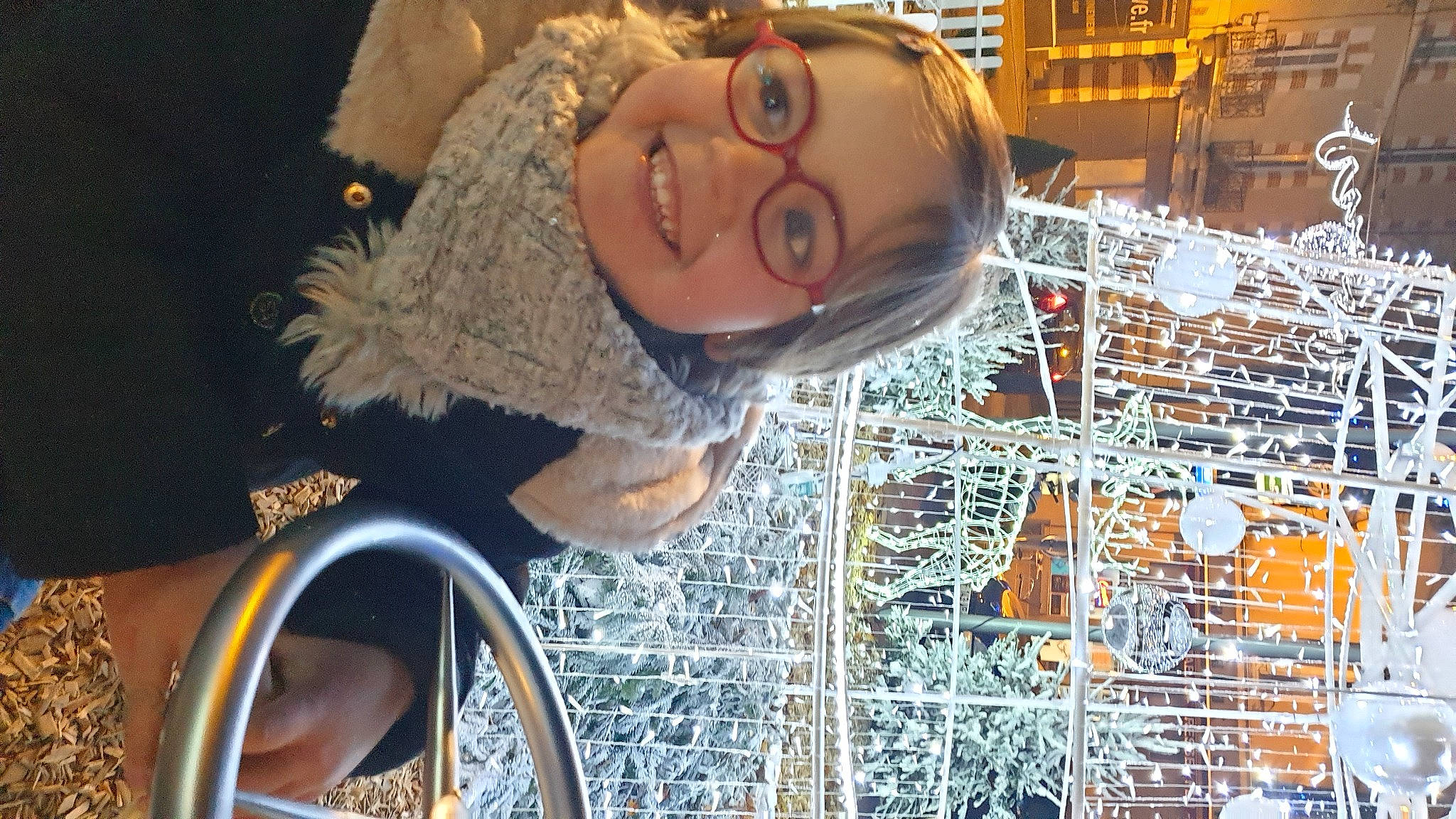 Priscillia participe au concours pour gagner de l'argent avec cette photo : art, city, event, eyewear, fun, glass, joy, leisure, metal, night, person, plant, reflection, selfie, smile, sunglasses, tree, vehicle_door, water, wheel