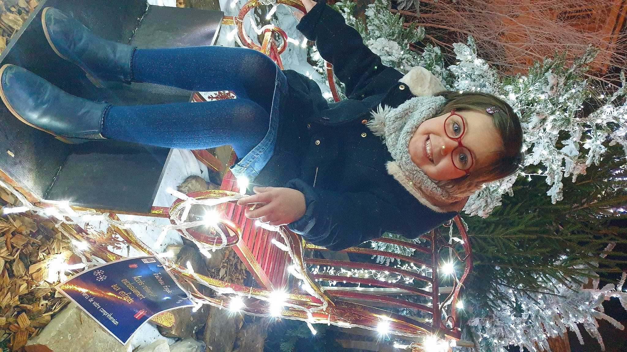 Priscillia a rejoint le concours — aidez-le/la à gagner de superbes lots ! automotive_lighting, christmas_decoration, christmas_ornament, event, fun, glass, happy, headlamp, holiday, holiday_ornament, joy, leisure, motor_vehicle, music, ornament, person, plant, recreation, smile, space