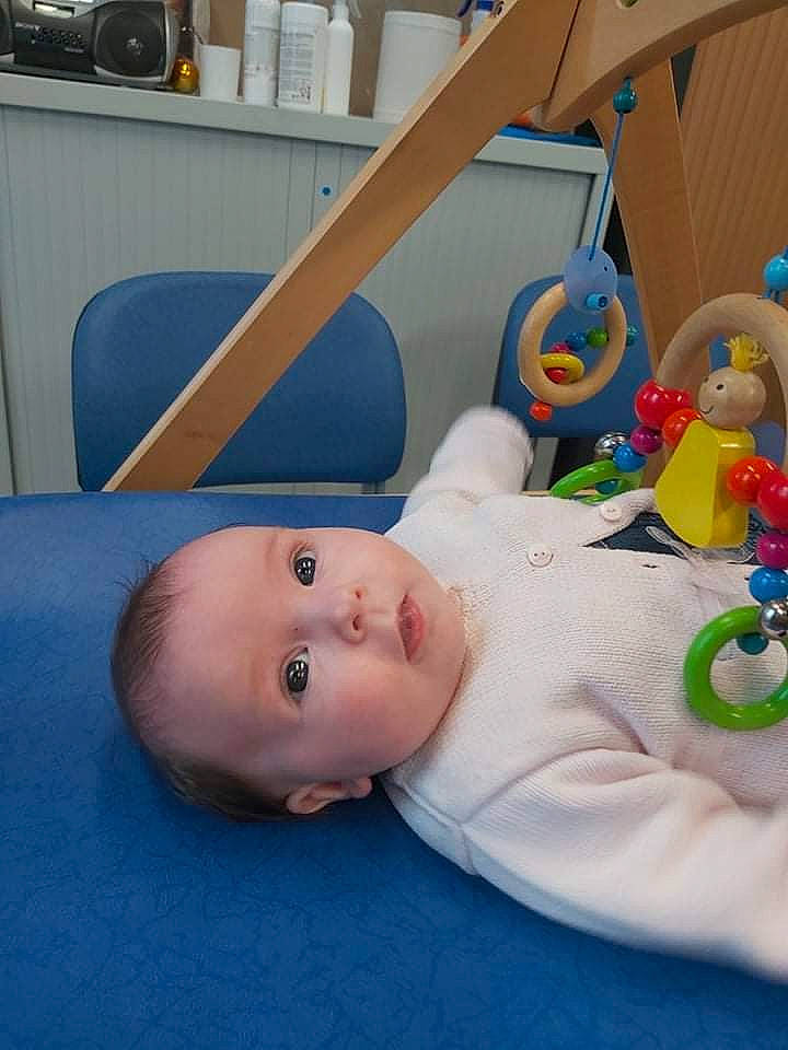 Charlène participe au concours pour gagner de l'argent avec cette photo : art, baby, baby_products, baby_safety, baby_toddler_clothing, baby_toys, cheek, child, comfort, fun, person, plastic, play, room, sitting, stuffed_toy, toddler, toy, wood