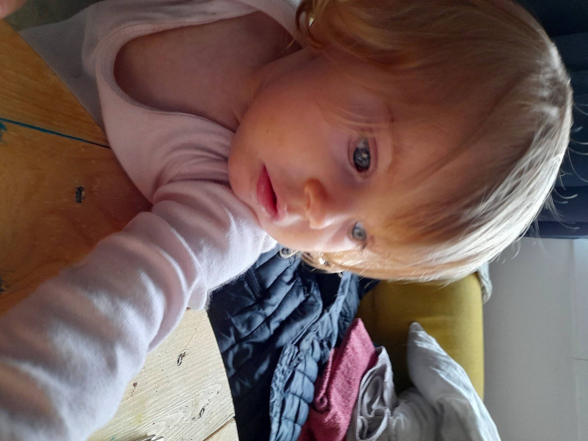 Chloe a rejoint le concours — aidez-le/la à gagner de superbes lots ! baby, baby_products, baby_toddler_clothing, blond, cheek, child, comfort, finger, fun, happy, linens, nose, person, portrait_photography, room, sitting, skin, smile, toddler, tree