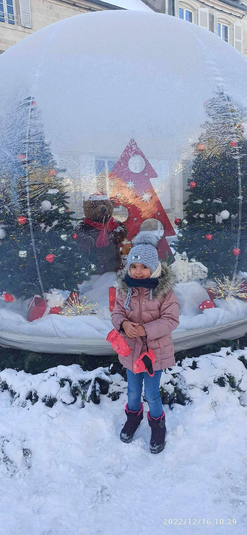 Maëline participe au concours pour gagner de l'argent avec cette photo : christmas_decoration, christmas_ornament, christmas_tree, event, evergreen, freezing, fun, geological_phenomenon, headwear, holiday, human_body, joy, leisure, people_in_nature, person, plant, slope, snow, standing, tree