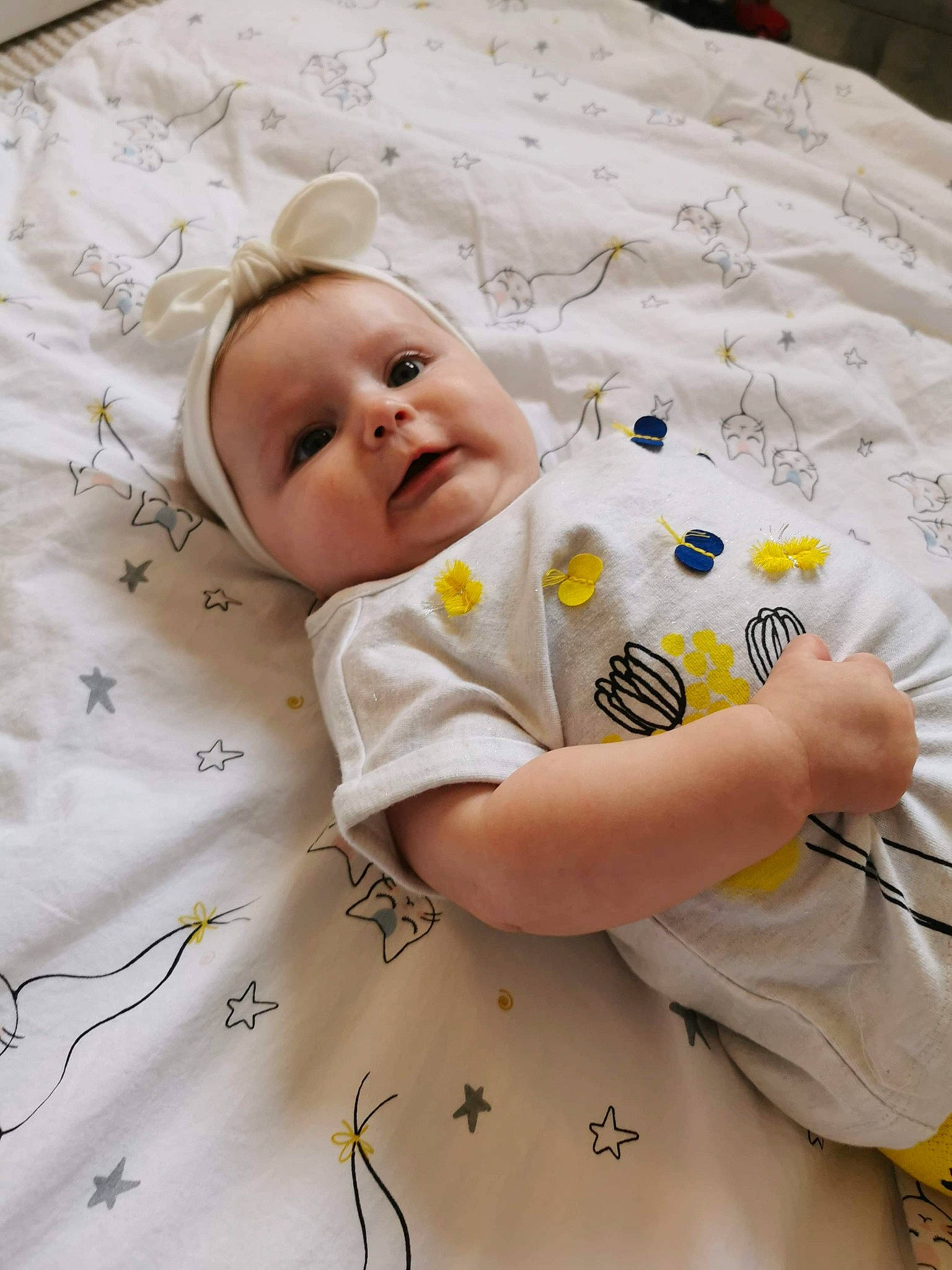 Ambre a rejoint le concours — aidez-le/la à gagner de superbes lots ! baby, bedding, bedtime, blanket, cheek, child, linens, person, skin, textile, toddler