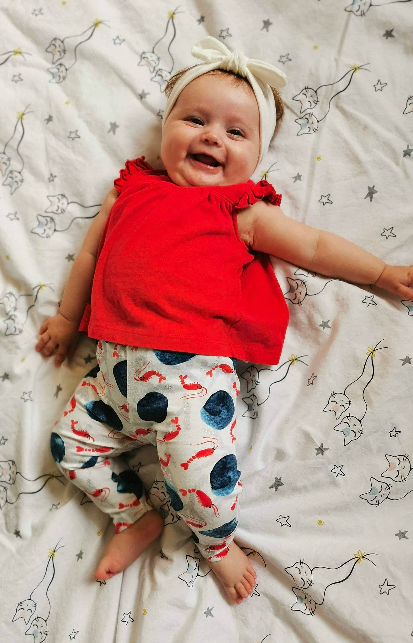 Ambre a rejoint le concours — aidez-le/la à gagner de superbes lots ! baby, baby_products, baby_toddler_clothing, child, facial_expression, fun, happy, joy, pattern, person, play, product, red, skin, sleeve, smile, t_shirt, textile, toddler