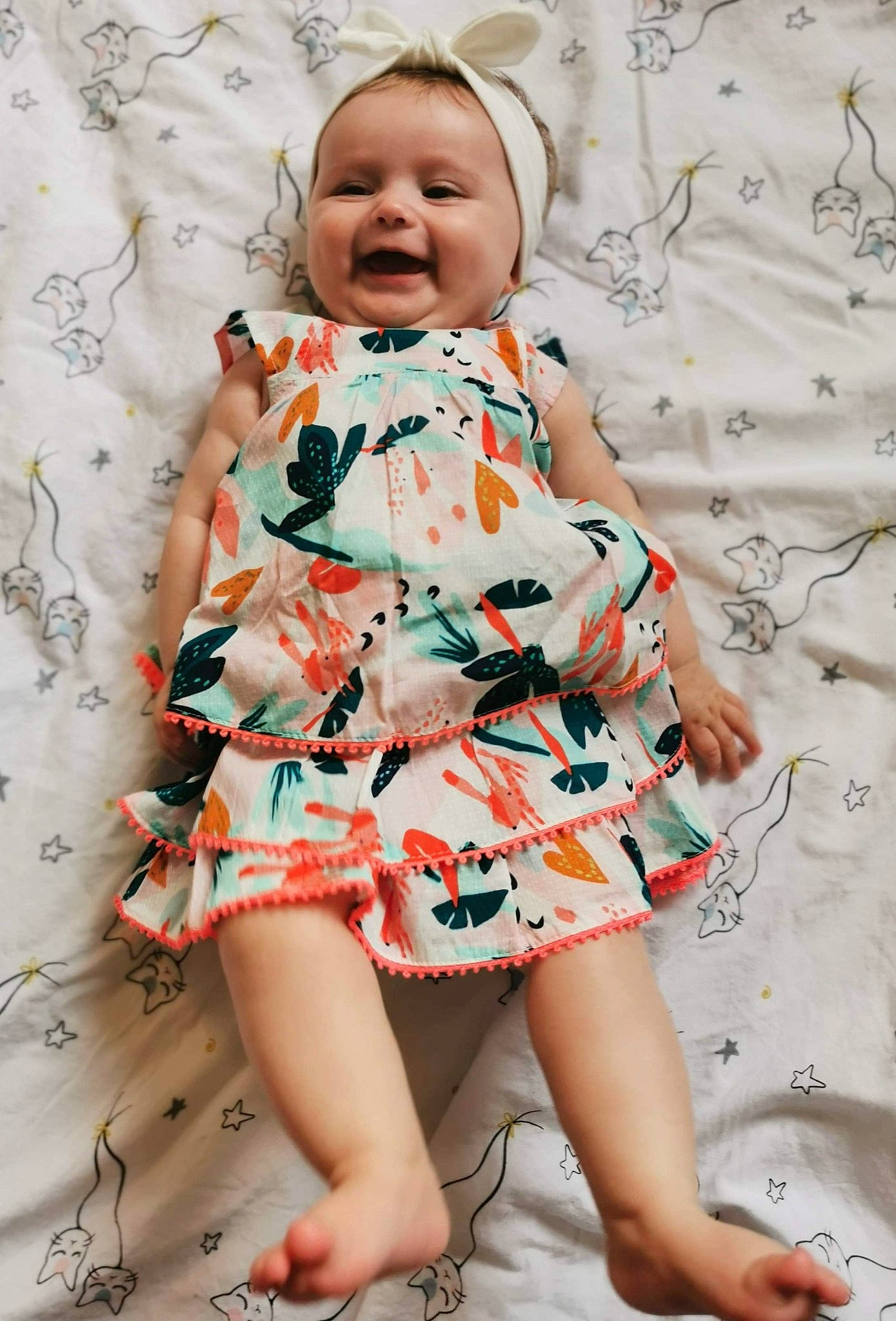 Ambre participe au concours pour gagner de l'argent avec cette photo : baby, baby_products, baby_toddler_clothing, child, child_model, clothing, dress, leg, pattern, person, pink, play, product, sitting, sleeve, textile, toddler