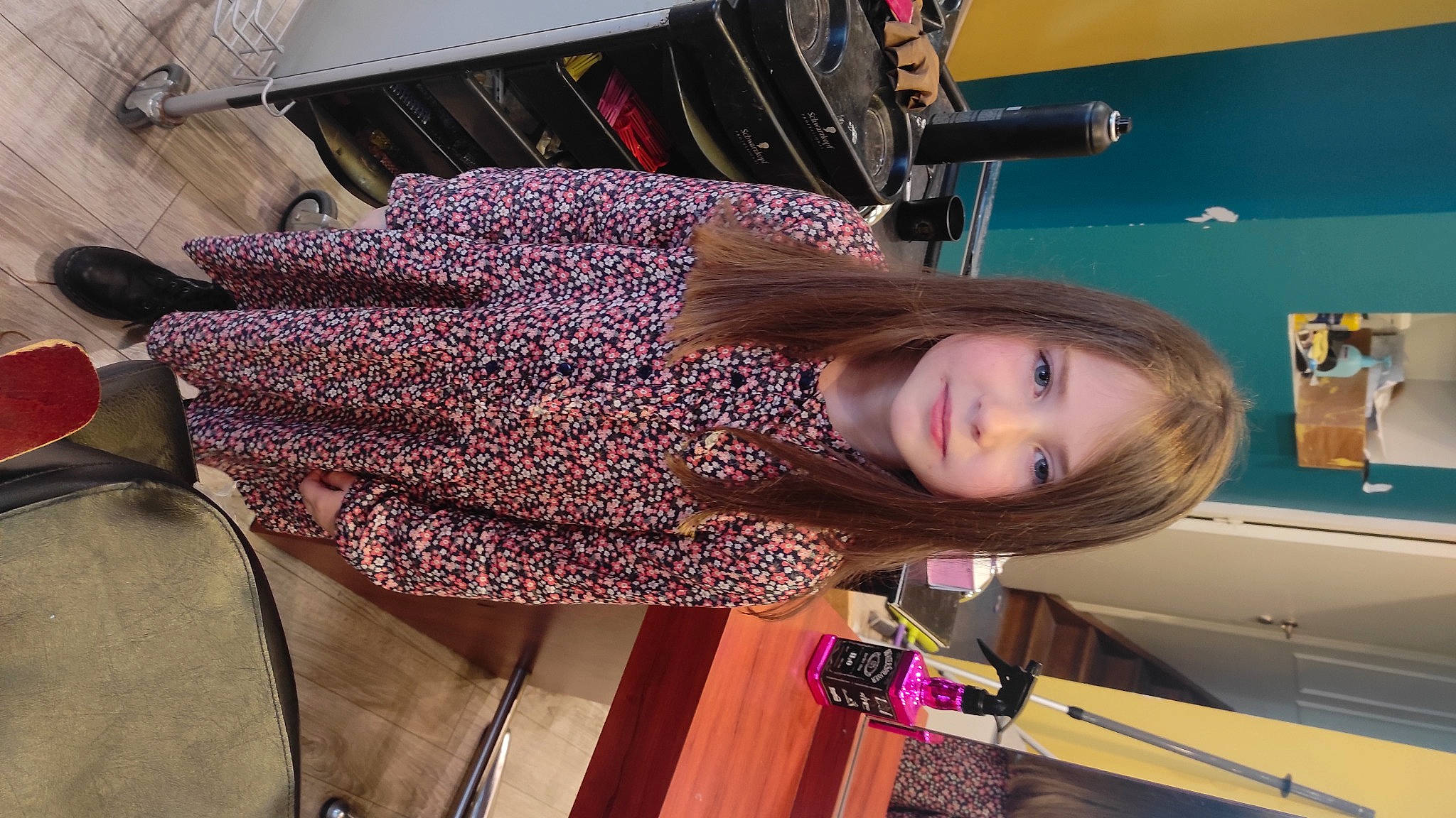 Abbygaël a rejoint le concours — aidez-le/la à gagner de superbes lots ! car, fashion_accessory, fashion_design, fun, happy, hime_cut, leisure, magenta, pattern, person, room, smile, travel, waist, wood